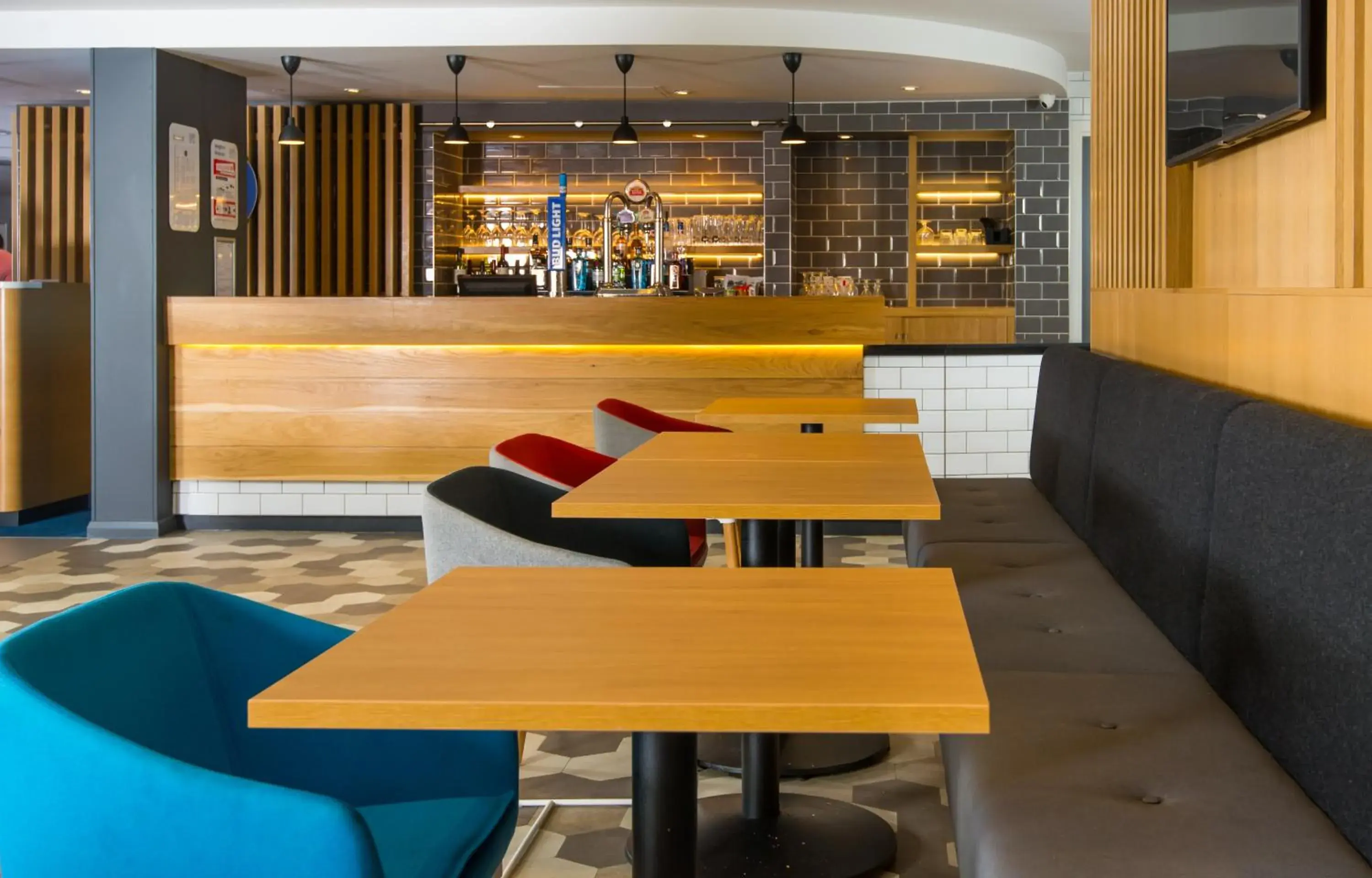 Lounge or bar in Holiday Inn Express London-Hammersmith by IHG Lounge or bar in Holiday Inn Express London-Hammersmith by IHG