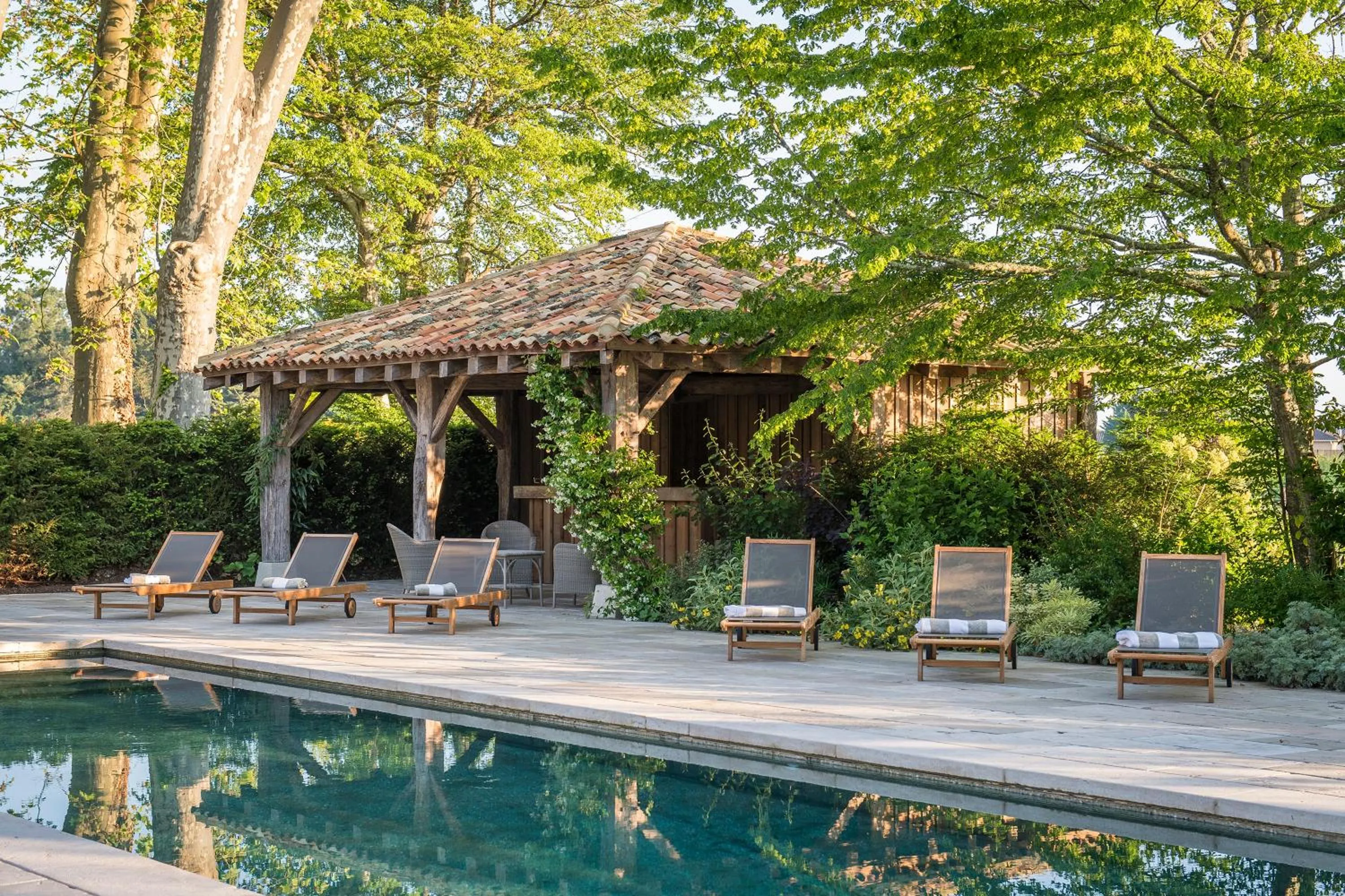 Swimming pool, Property Building in Château Le Pape B&B