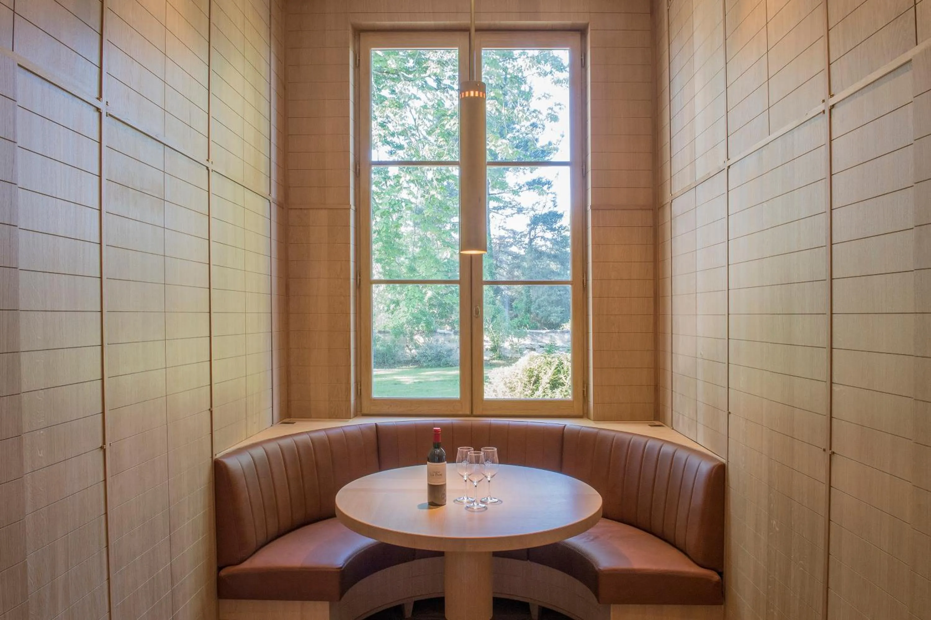 Lounge or bar, Dining Area in Château Le Pape B&B