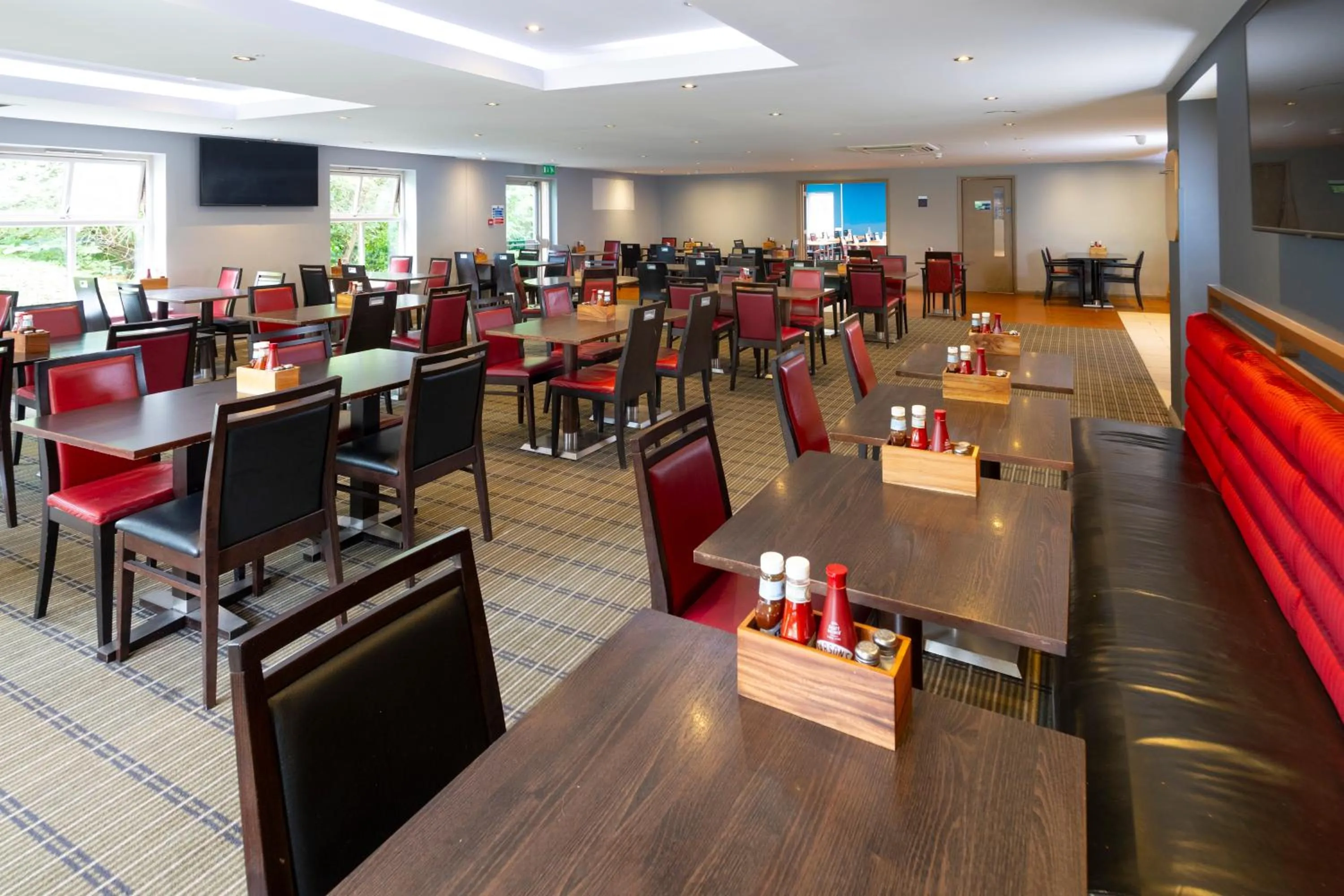 Restaurant/places to eat in Holiday Inn Express Exeter East by IHG