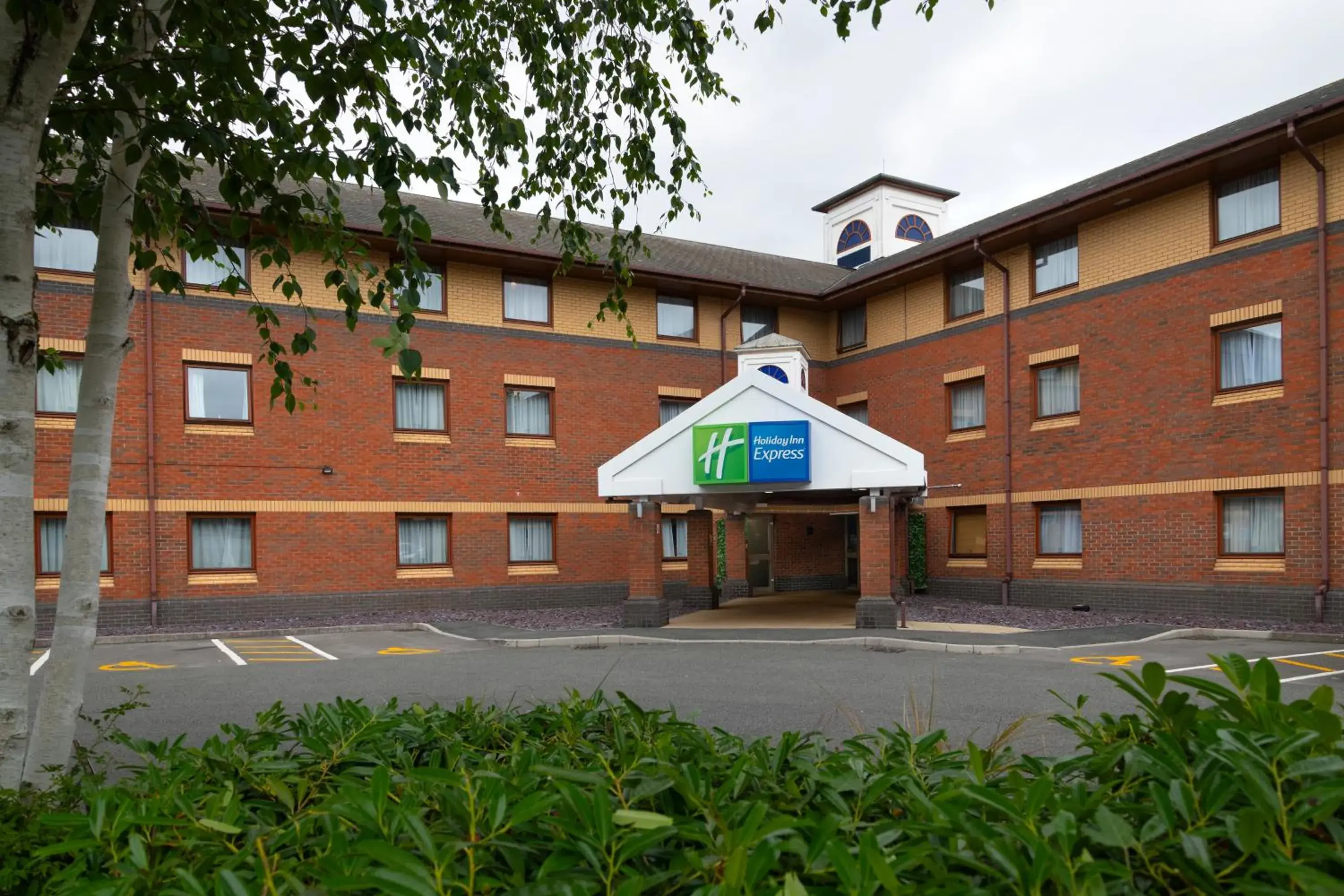 Facade/entrance in Holiday Inn Express Exeter East by IHG Facade/entrance in Holiday Inn Express Exeter East by IHG