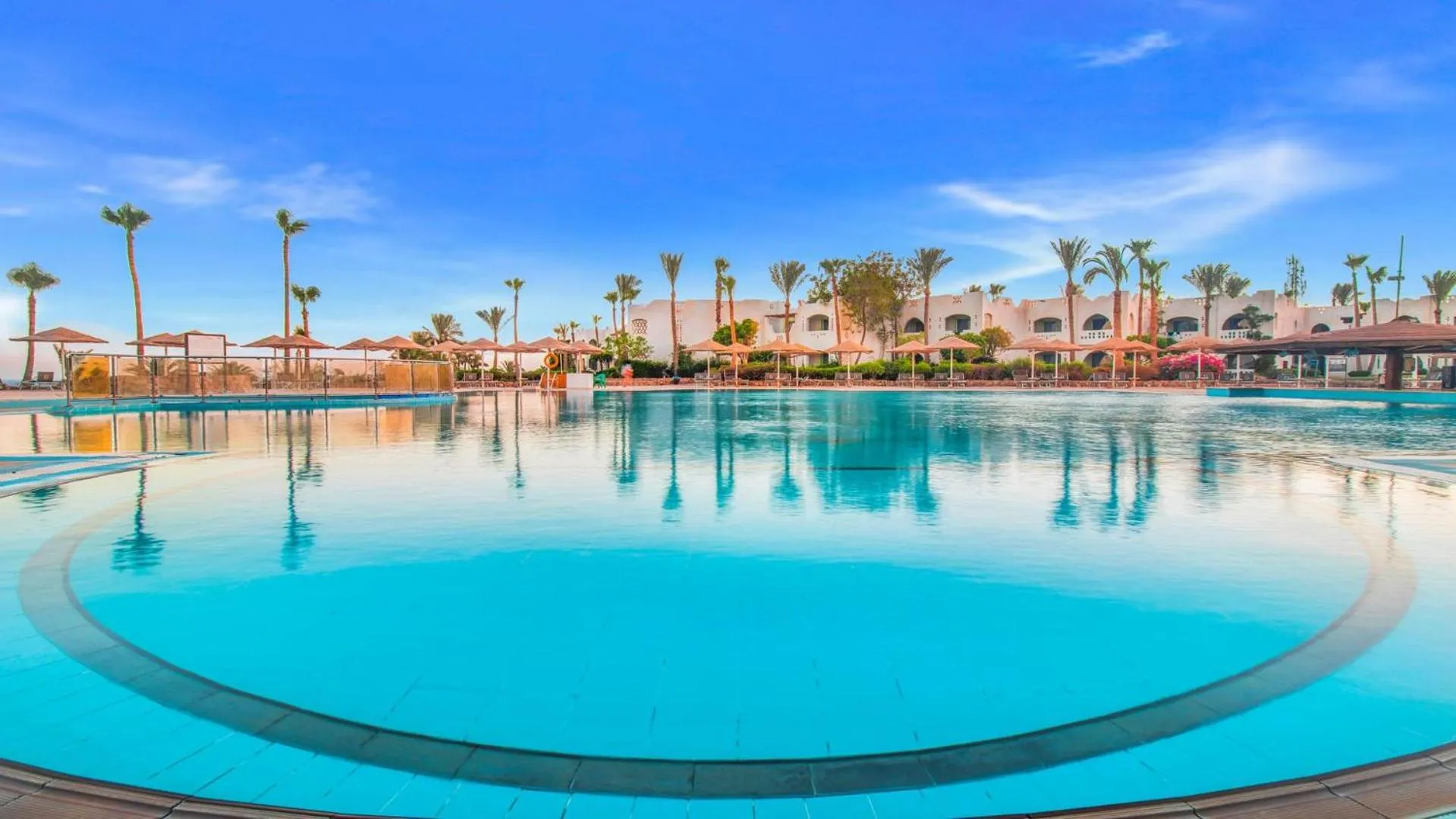 Swimming pool in Domina Coral Bay Resort, Diving , Spa & Casino