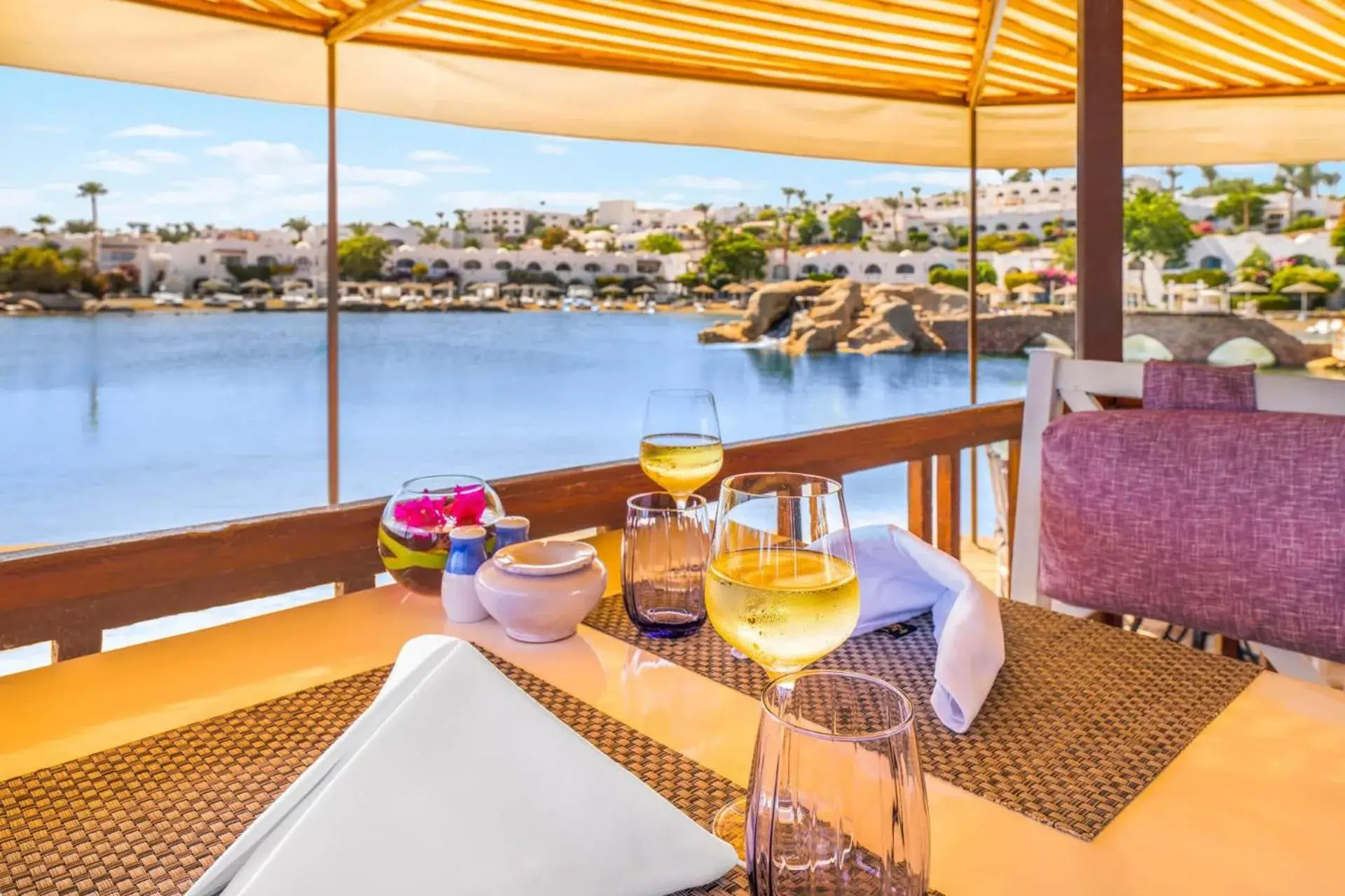 Lounge or bar in Domina Coral Bay Resort, Diving , Spa & Casino Lounge or bar in Domina Coral Bay Resort, Diving , Spa & Casino