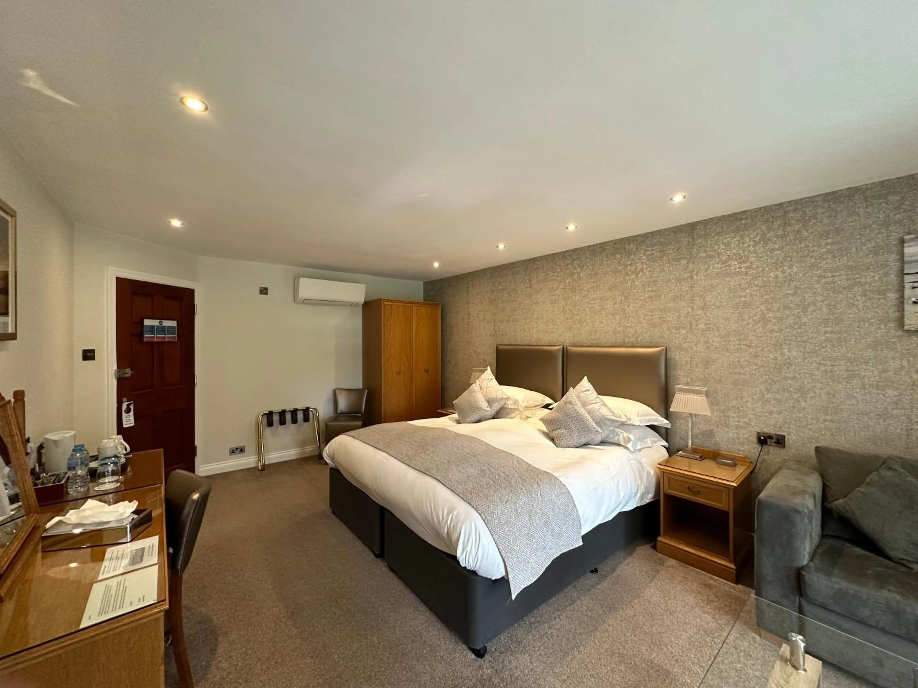 Bedroom, Bed in Le Friquet Hotel