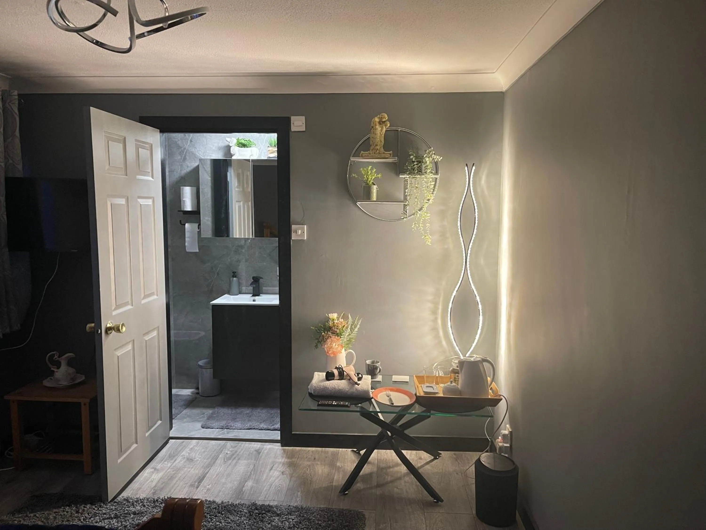 Bedroom in Da Vinci Guest House & Guest Parking, A Real Gem