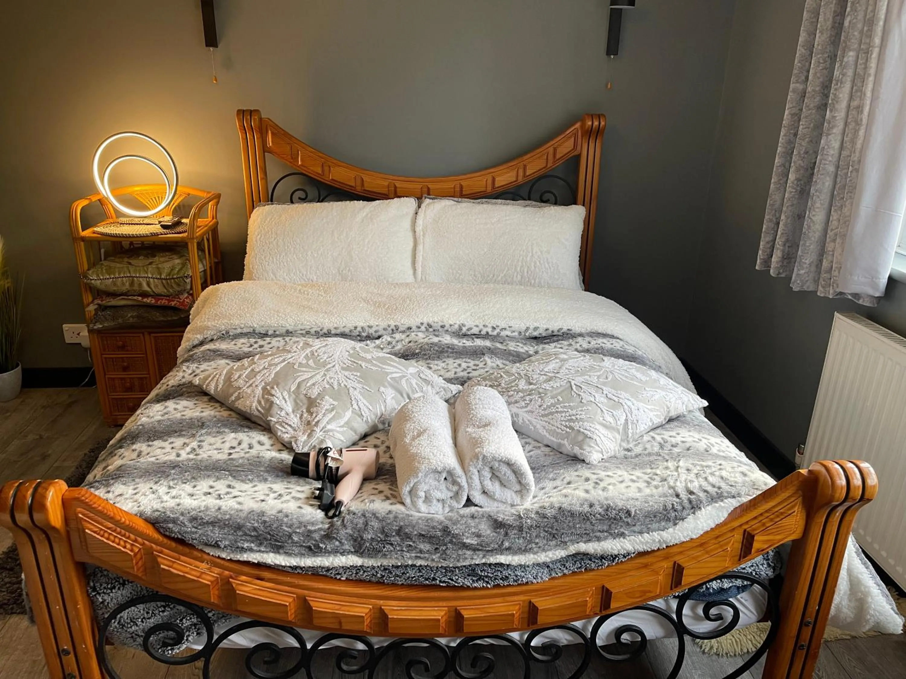 Bedroom in Da Vinci Guest House & Guest Parking, A Real Gem