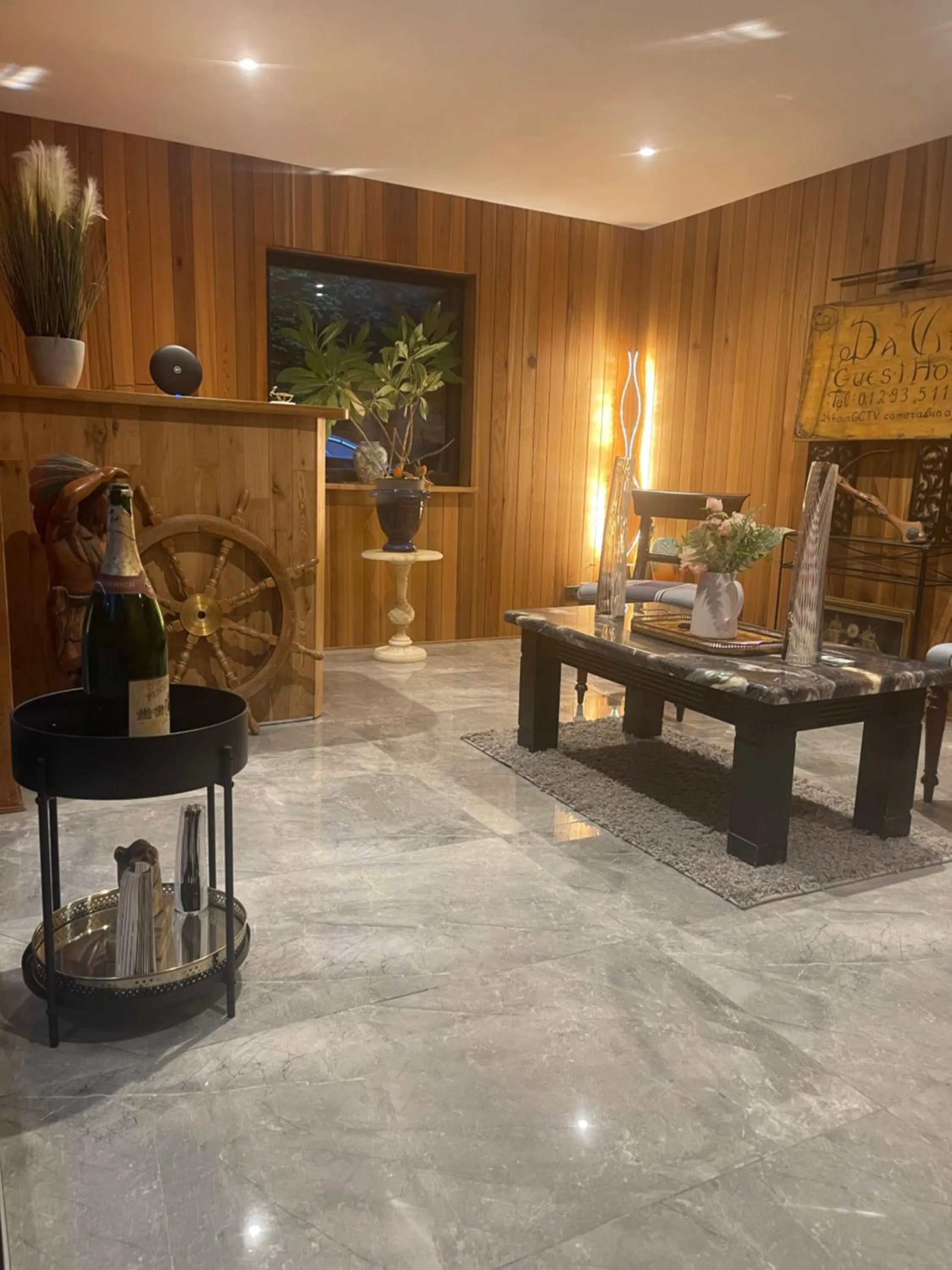 Lobby or reception in Da Vinci Guest House & Guest Parking, A Real Gem