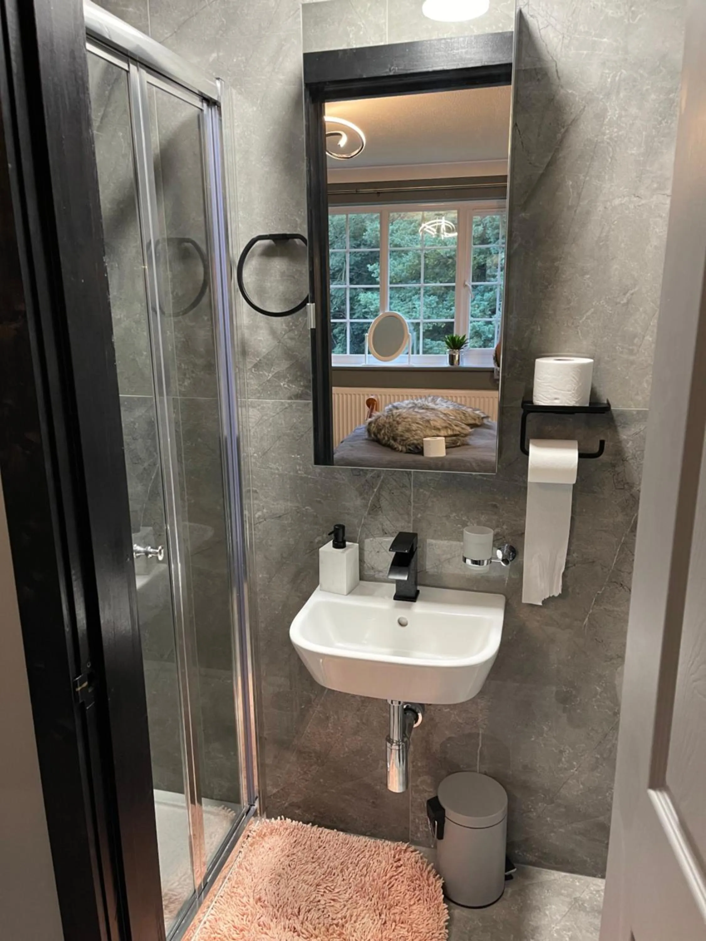 Shower in Da Vinci Guest House & Guest Parking, A Real Gem