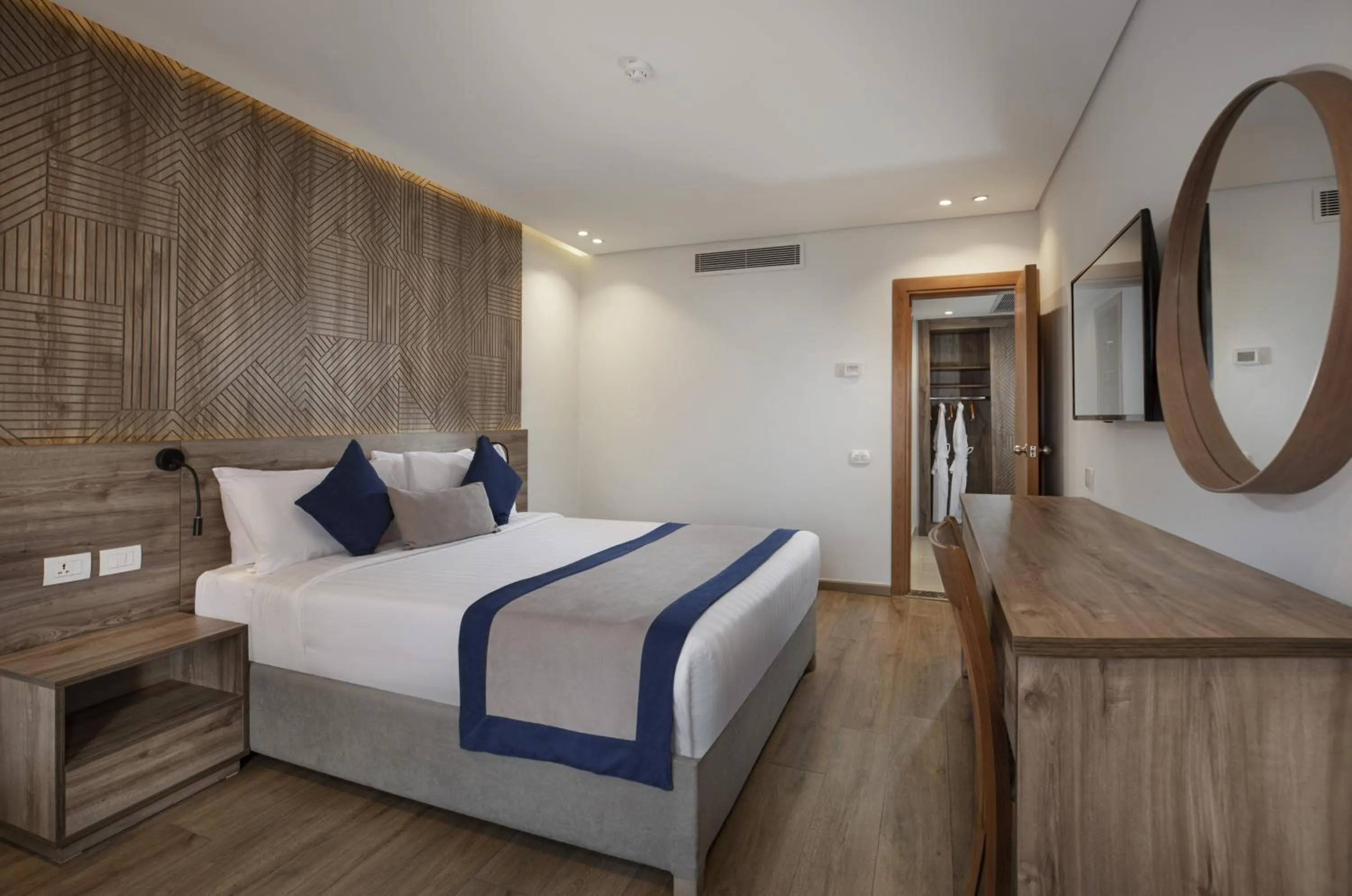 Bedroom, Bed in Pyramisa Suites Hotel Cairo