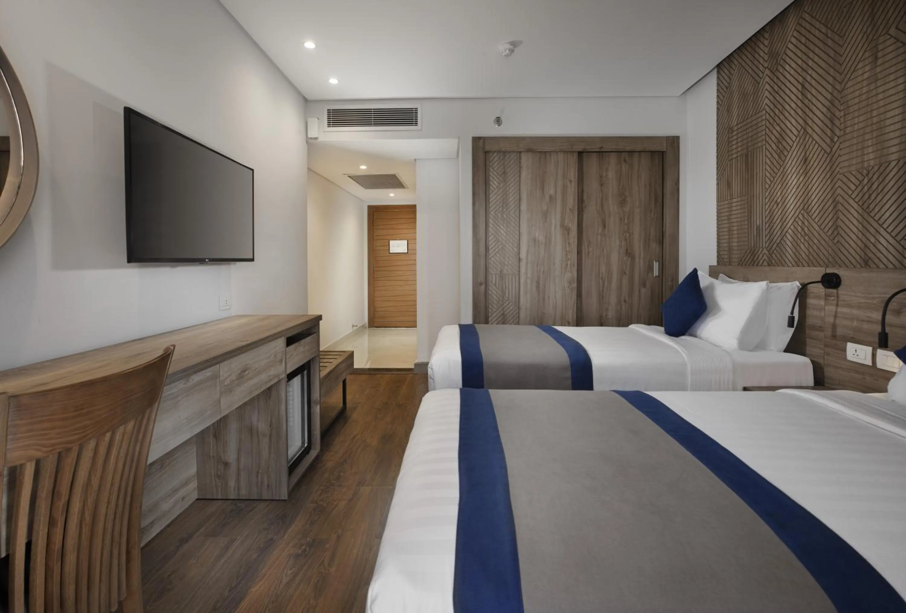 Bedroom, Bed in Pyramisa Suites Hotel Cairo