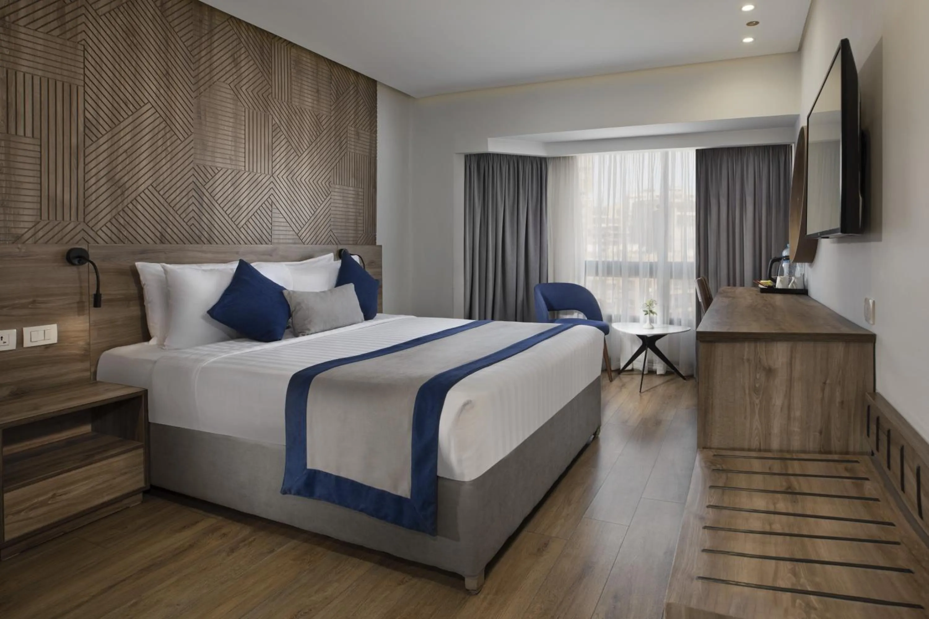 Bedroom, Bed in Pyramisa Suites Hotel Cairo