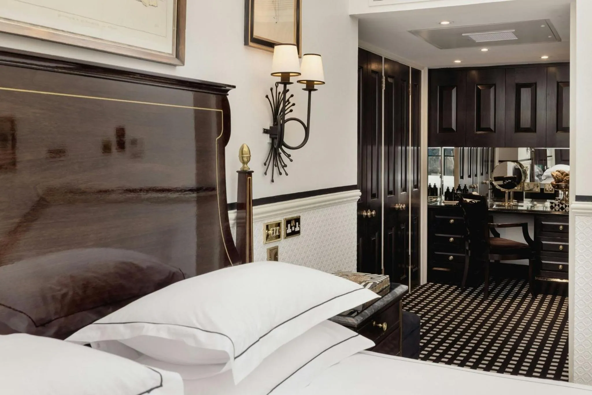 Photo of the whole room, Bed in 41