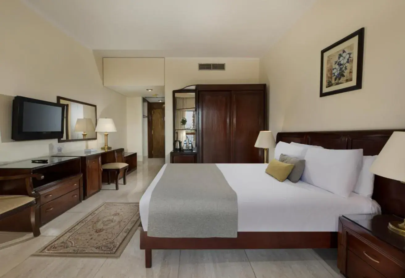 TV and multimedia, Bed in Pyramisa Hotel Luxor TV and multimedia, Bed in Pyramisa Hotel Luxor