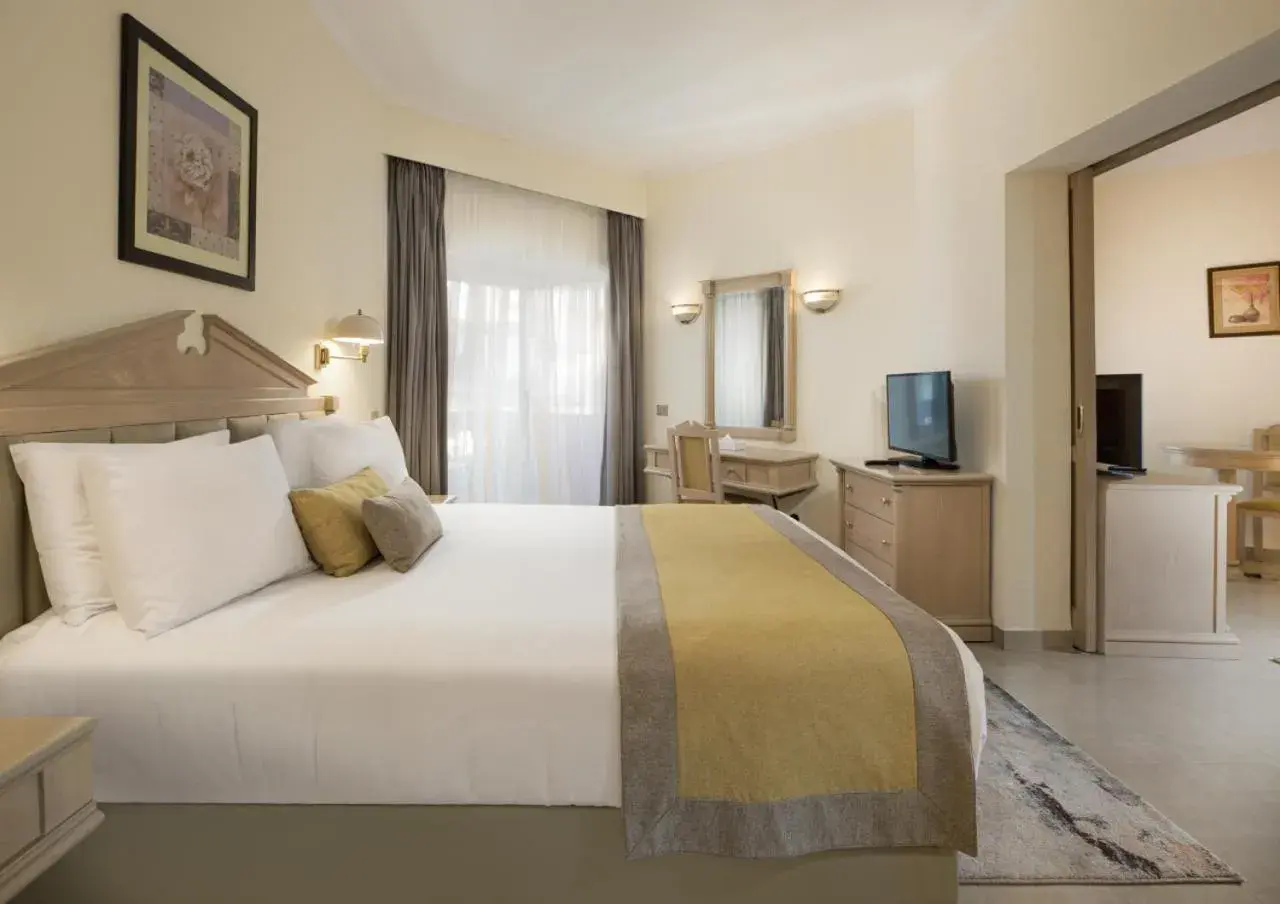 Junior Suite - Nile view in Pyramisa Hotel Luxor Junior Suite - Nile view in Pyramisa Hotel Luxor