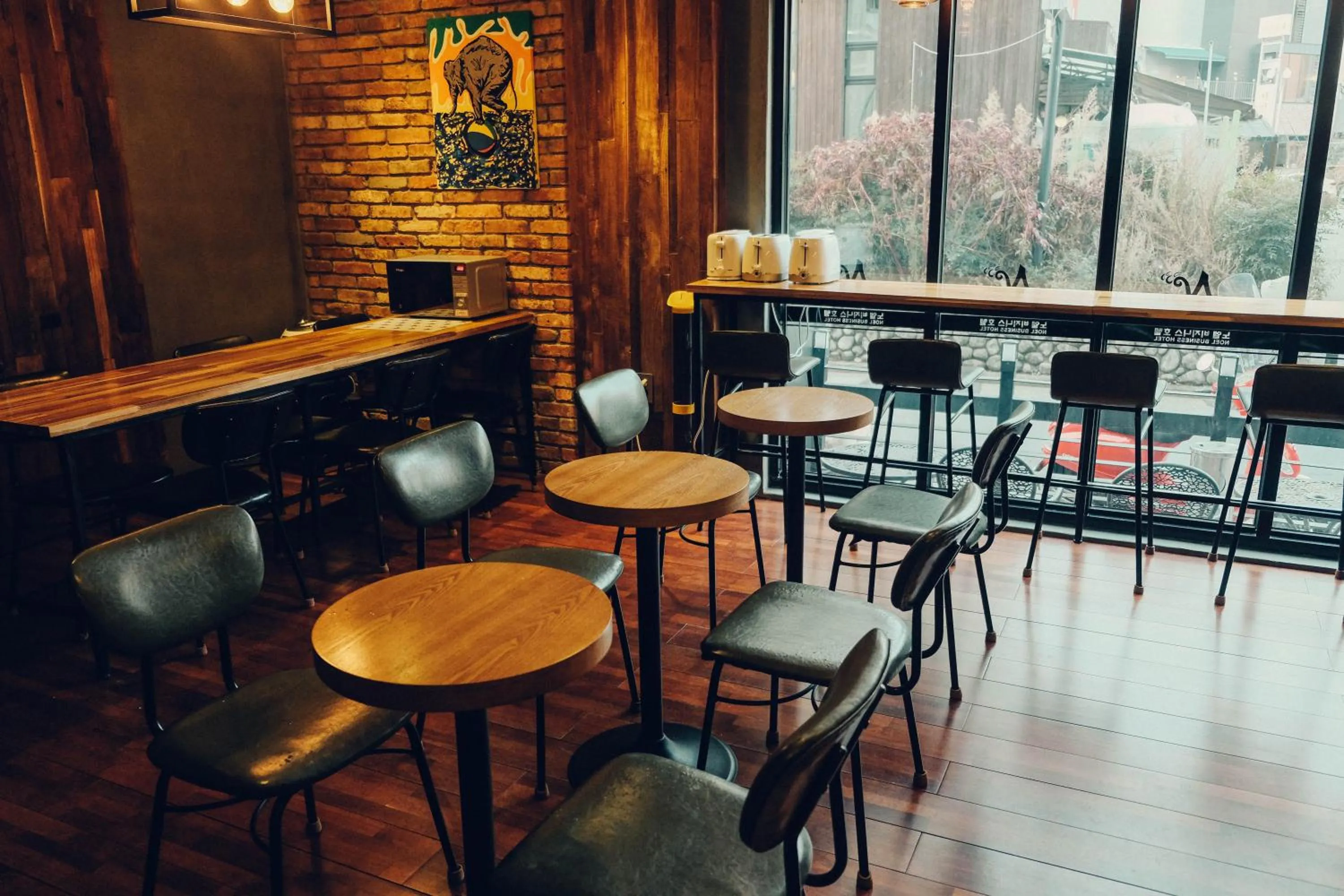 Restaurant/places to eat in Noel Business Hotel