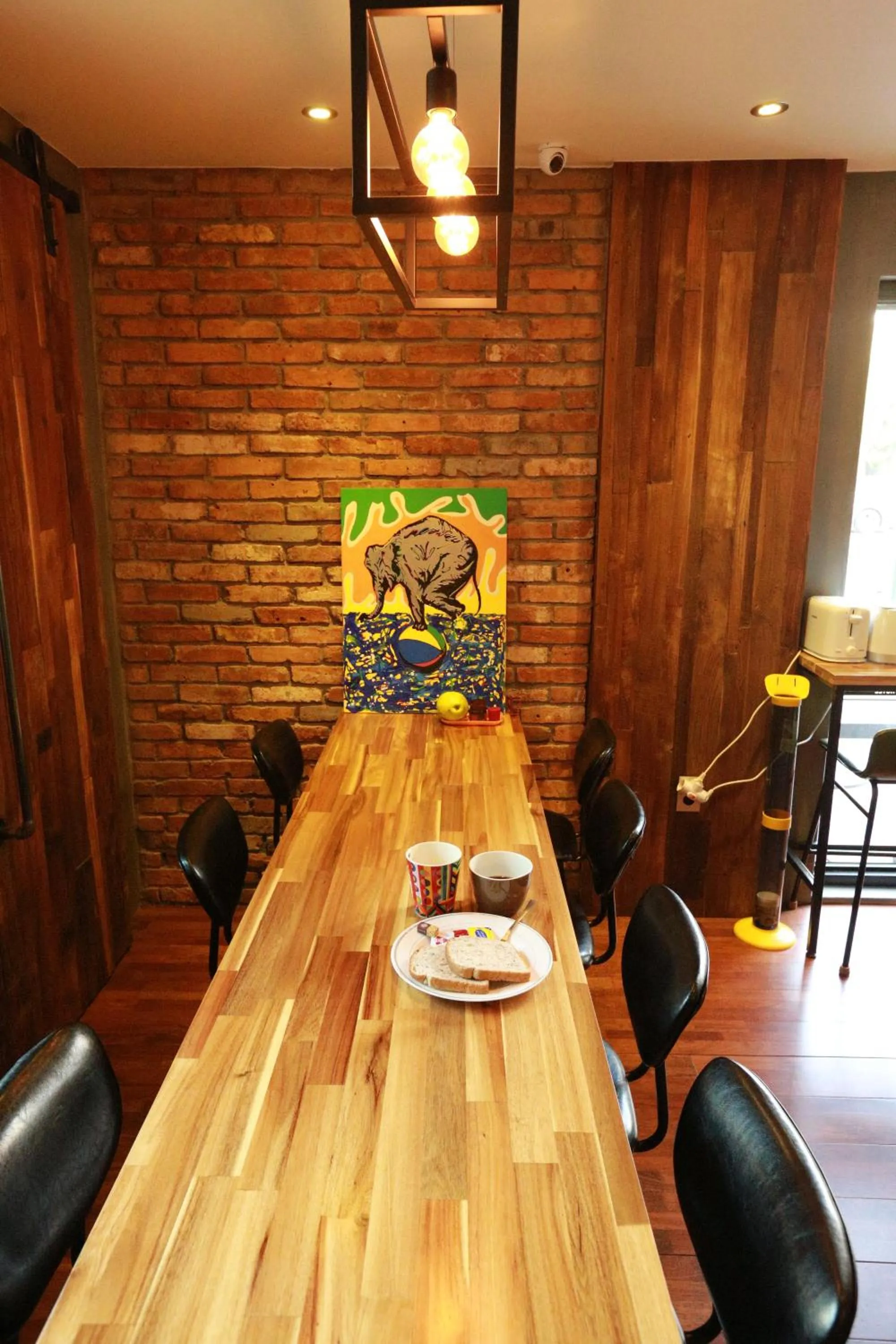 Restaurant/places to eat in Noel Business Hotel