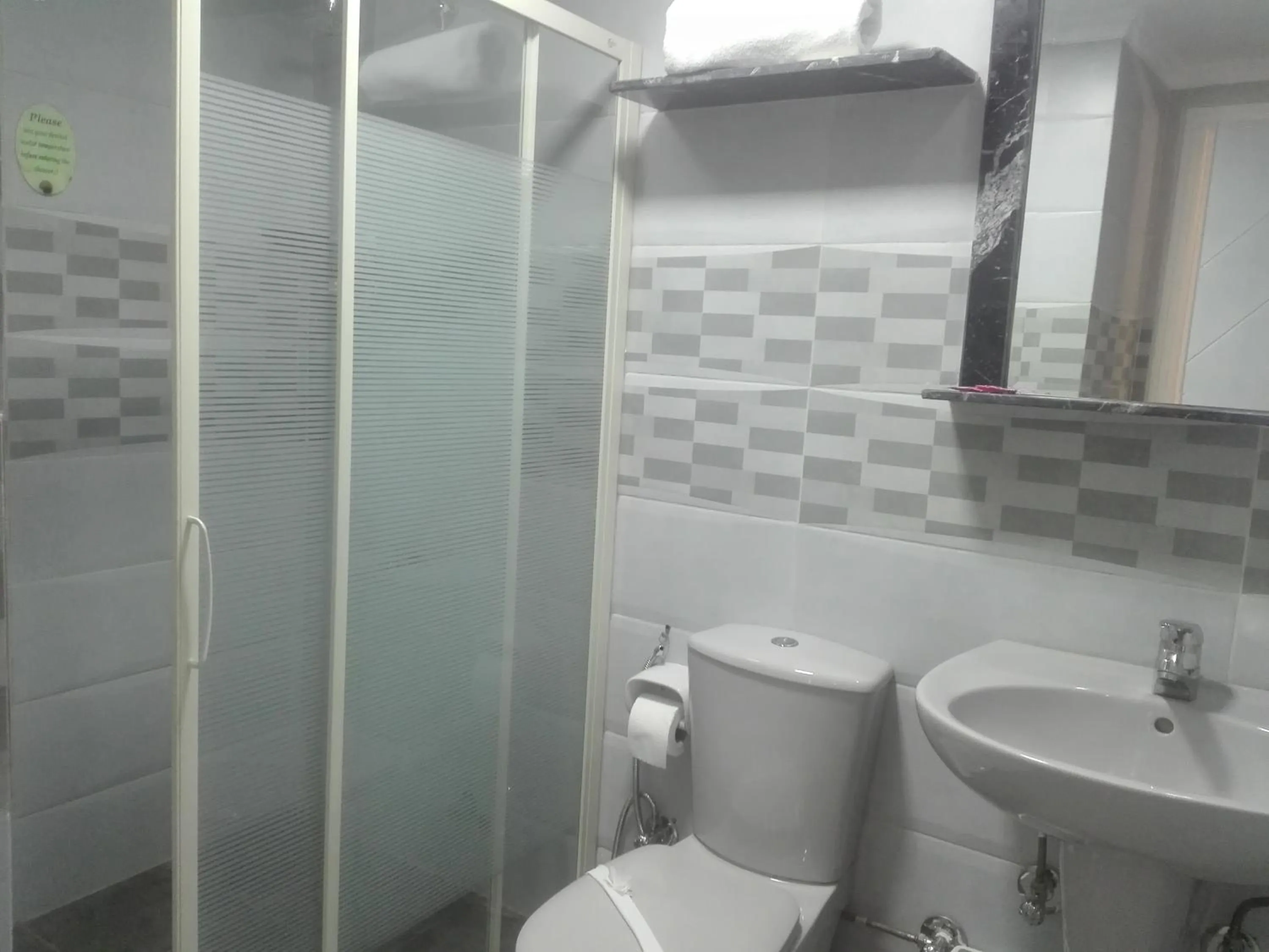 Shower in Havana Hotel Cairo