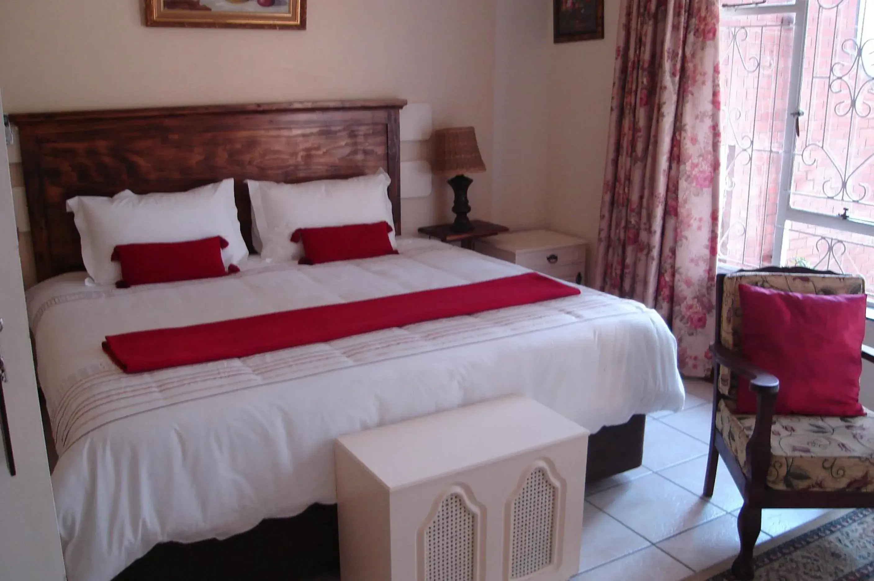 Deluxe King Room - single occupancy in Taunton House B&B Deluxe King Room - single occupancy in Taunton House B&B