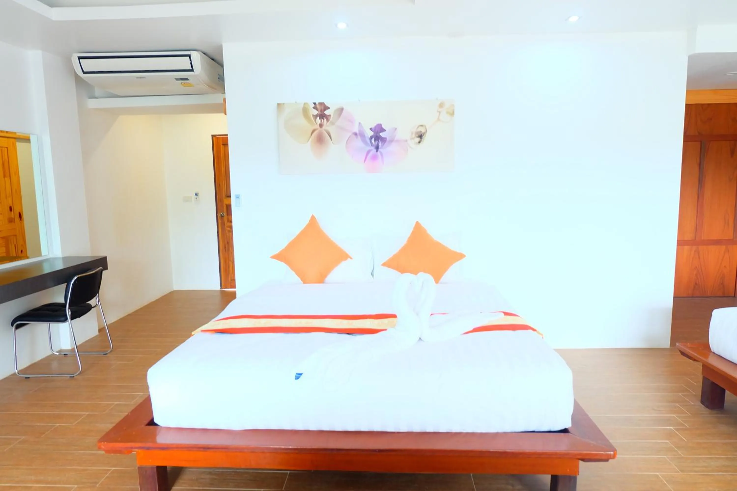 Photo of the whole room, Bed in Pranee Amata