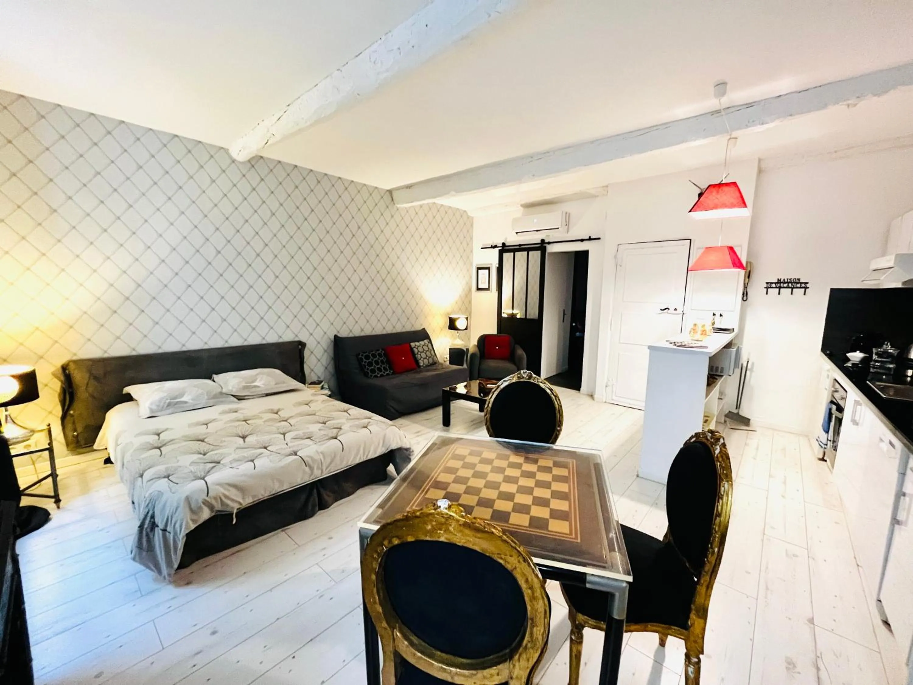 Living room, Bed in Les Remparts Antibes Location