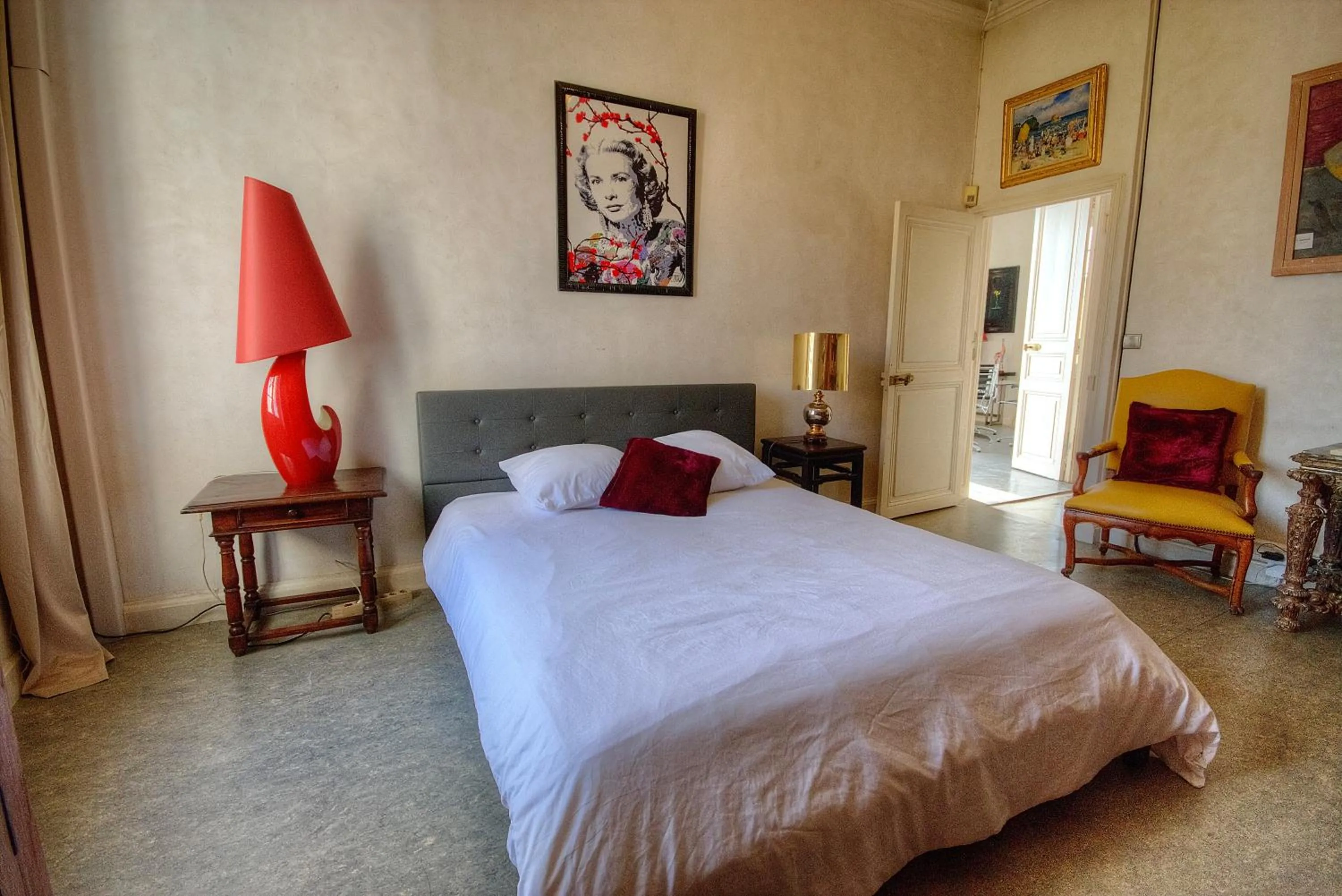 Bedroom, Bed in Les Remparts Antibes Location