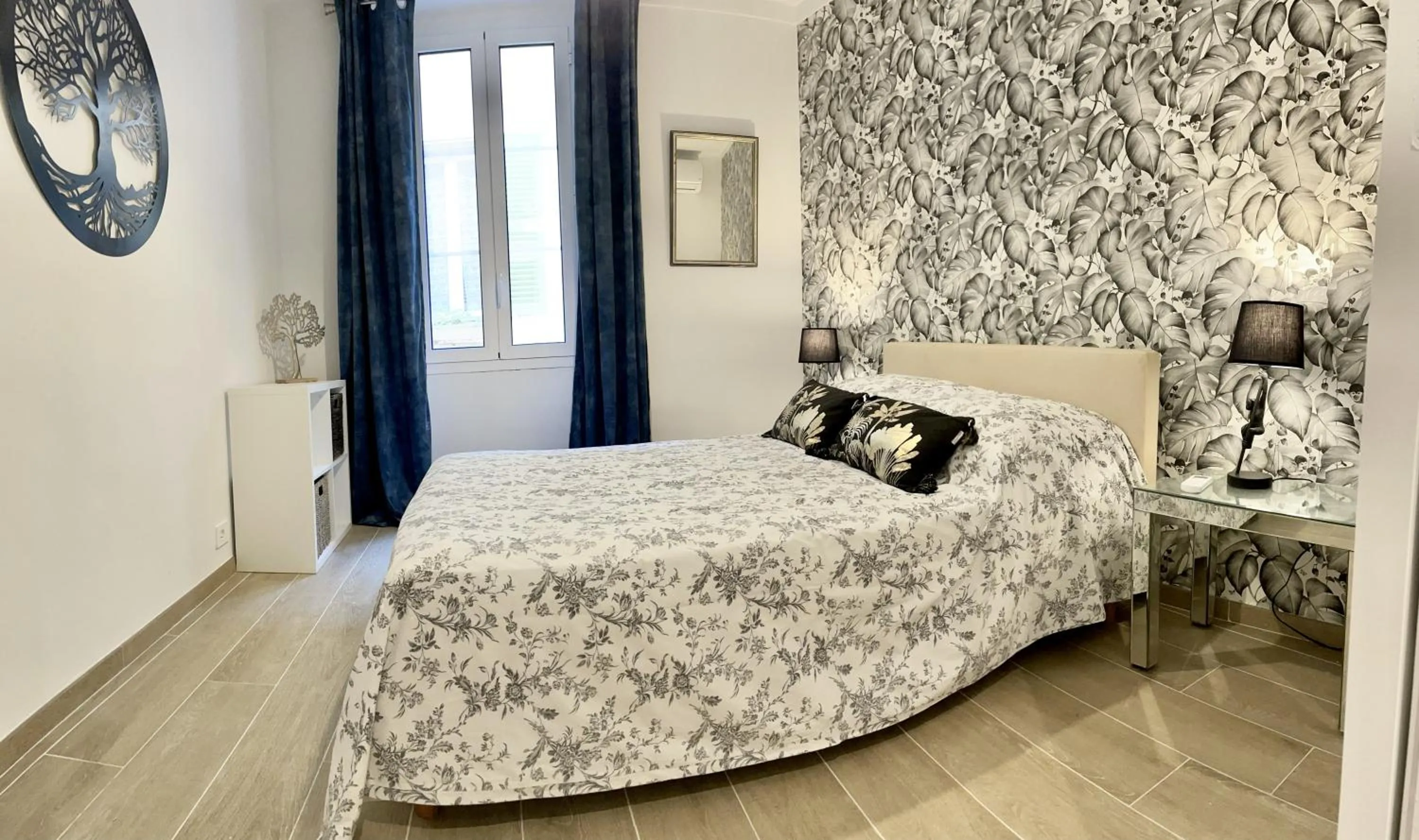 Photo of the whole room, Bed in Les Remparts Antibes Location