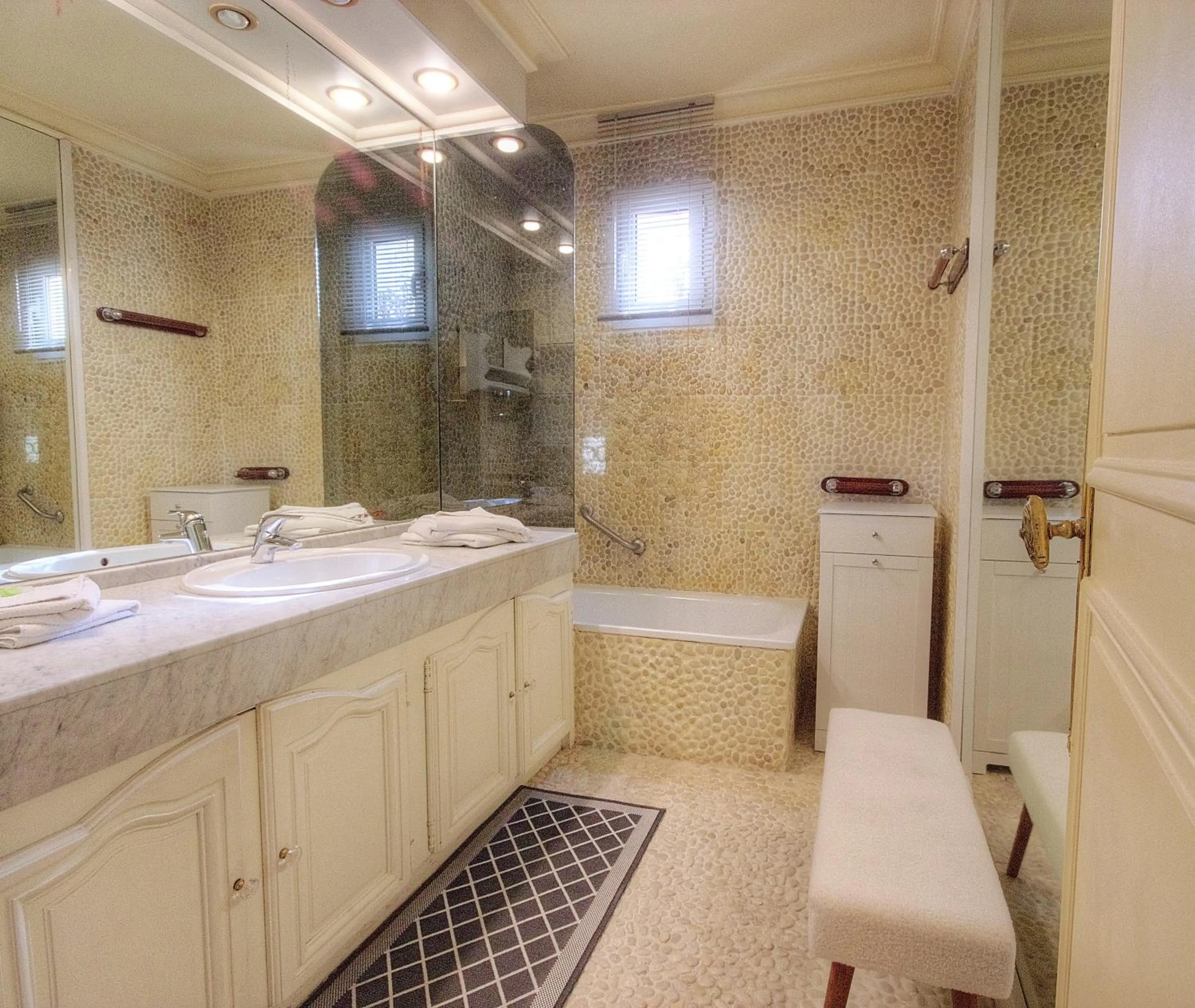 Bathroom in Les Remparts Antibes Location
