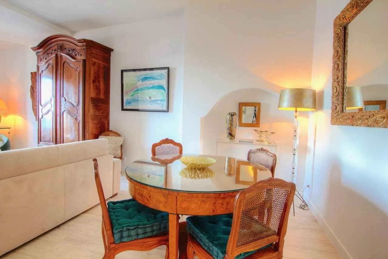 Dining area in Les Remparts Antibes Location