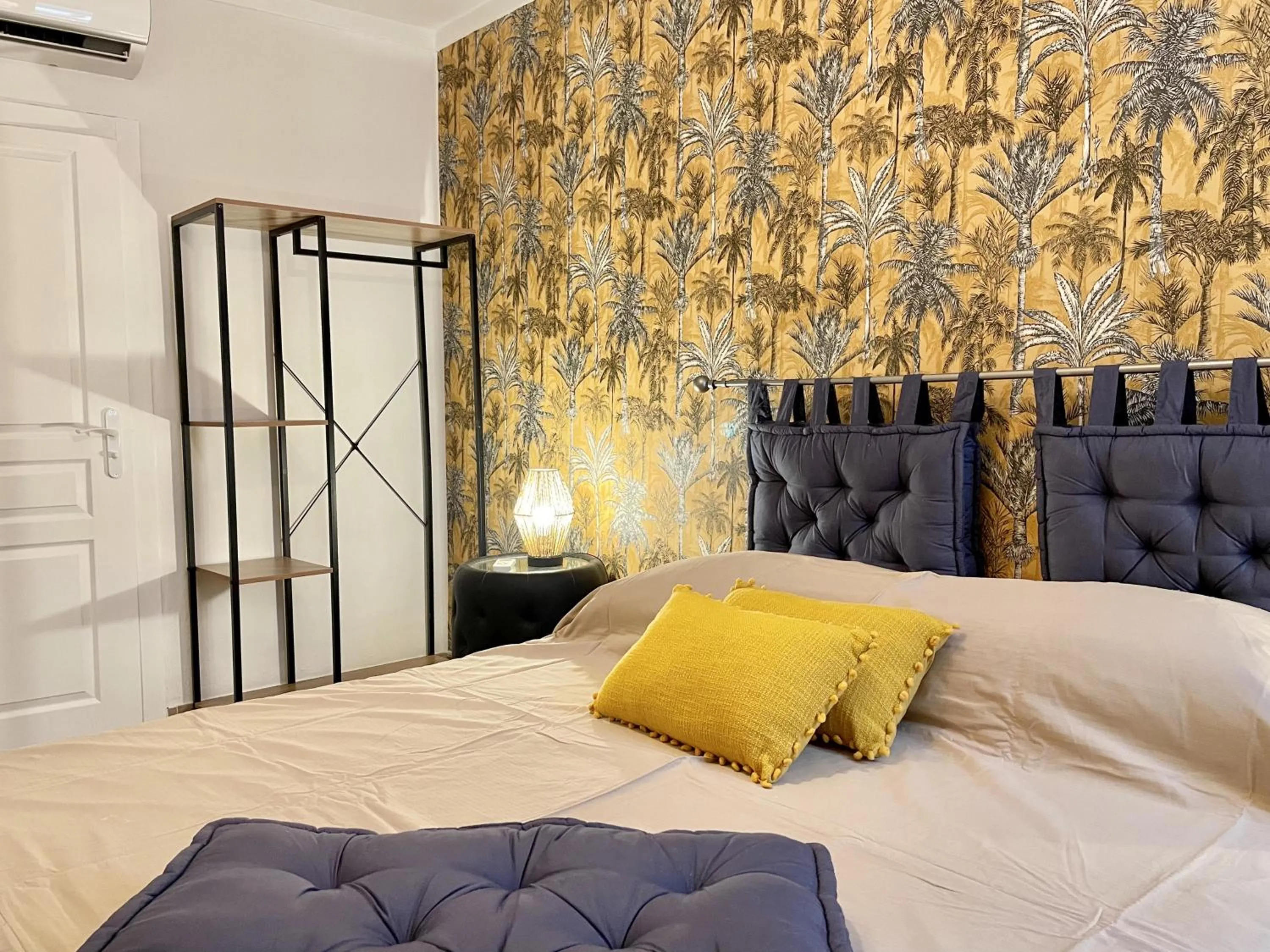 Photo of the whole room, Bed in Les Remparts Antibes Location