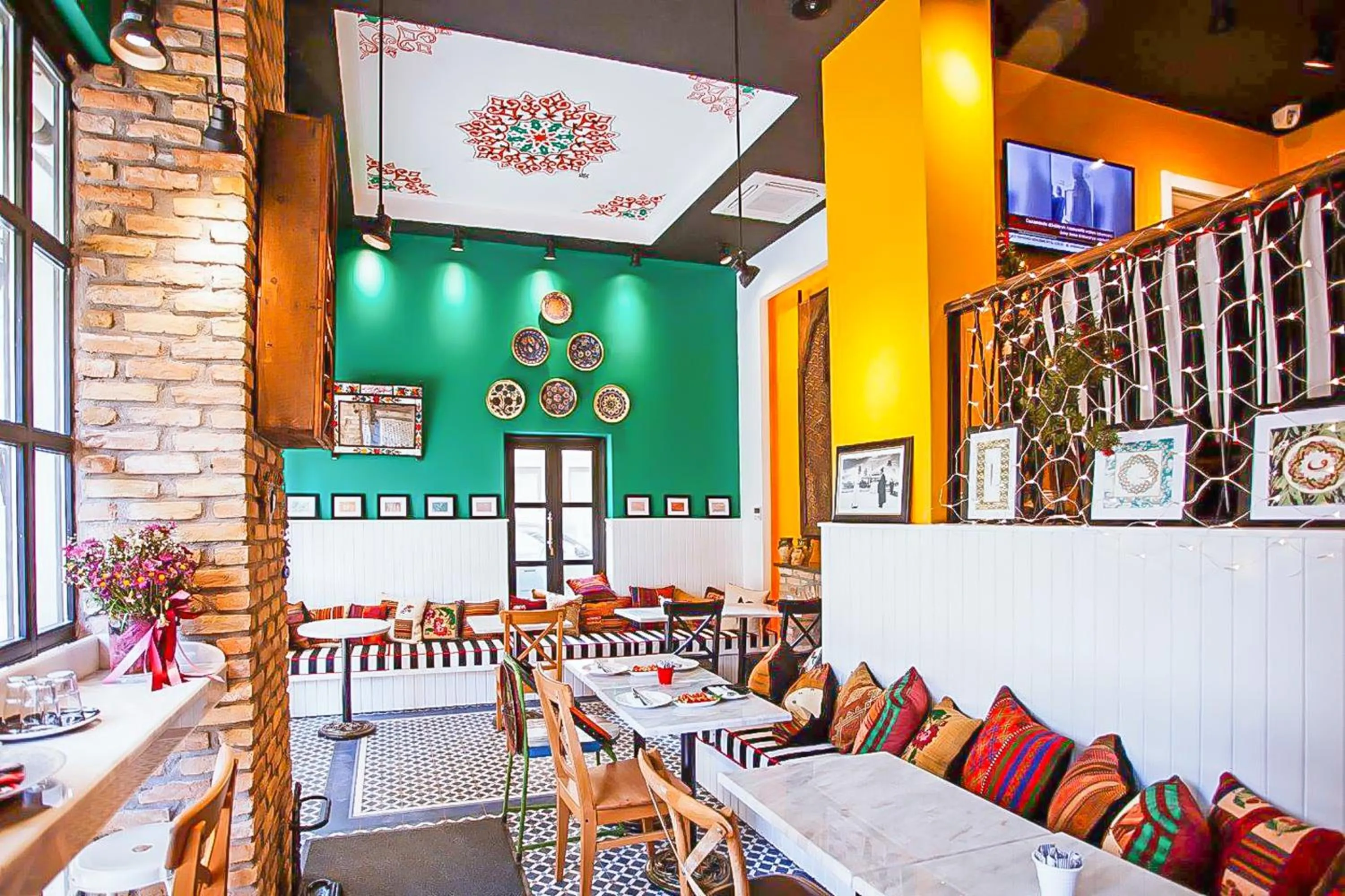 Communal lounge/ TV room in Araf Hotel