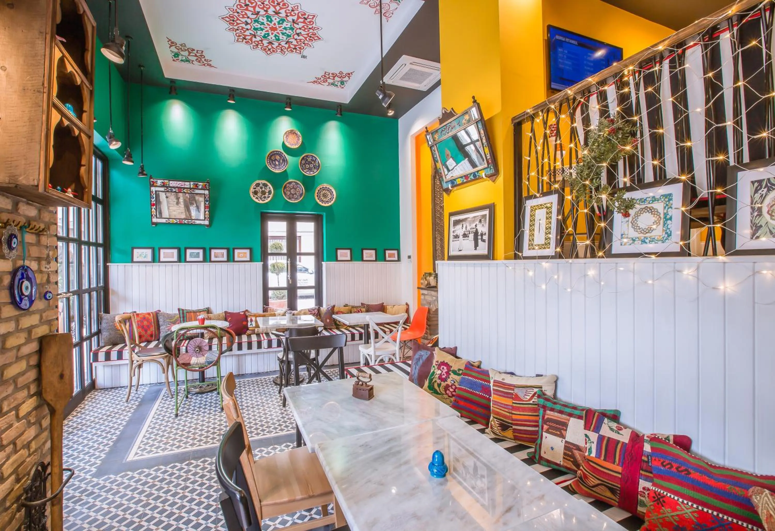 Communal lounge/ TV room in Araf Hotel