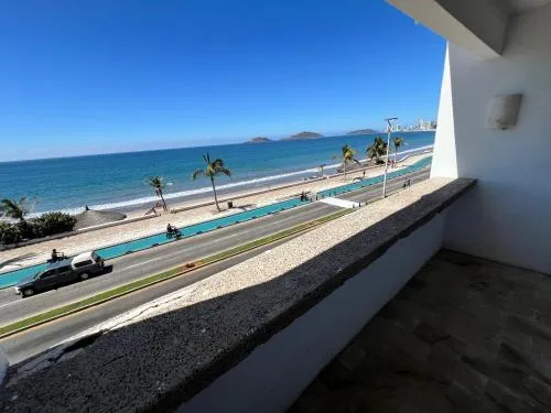 Hotel De Cima Beach Club