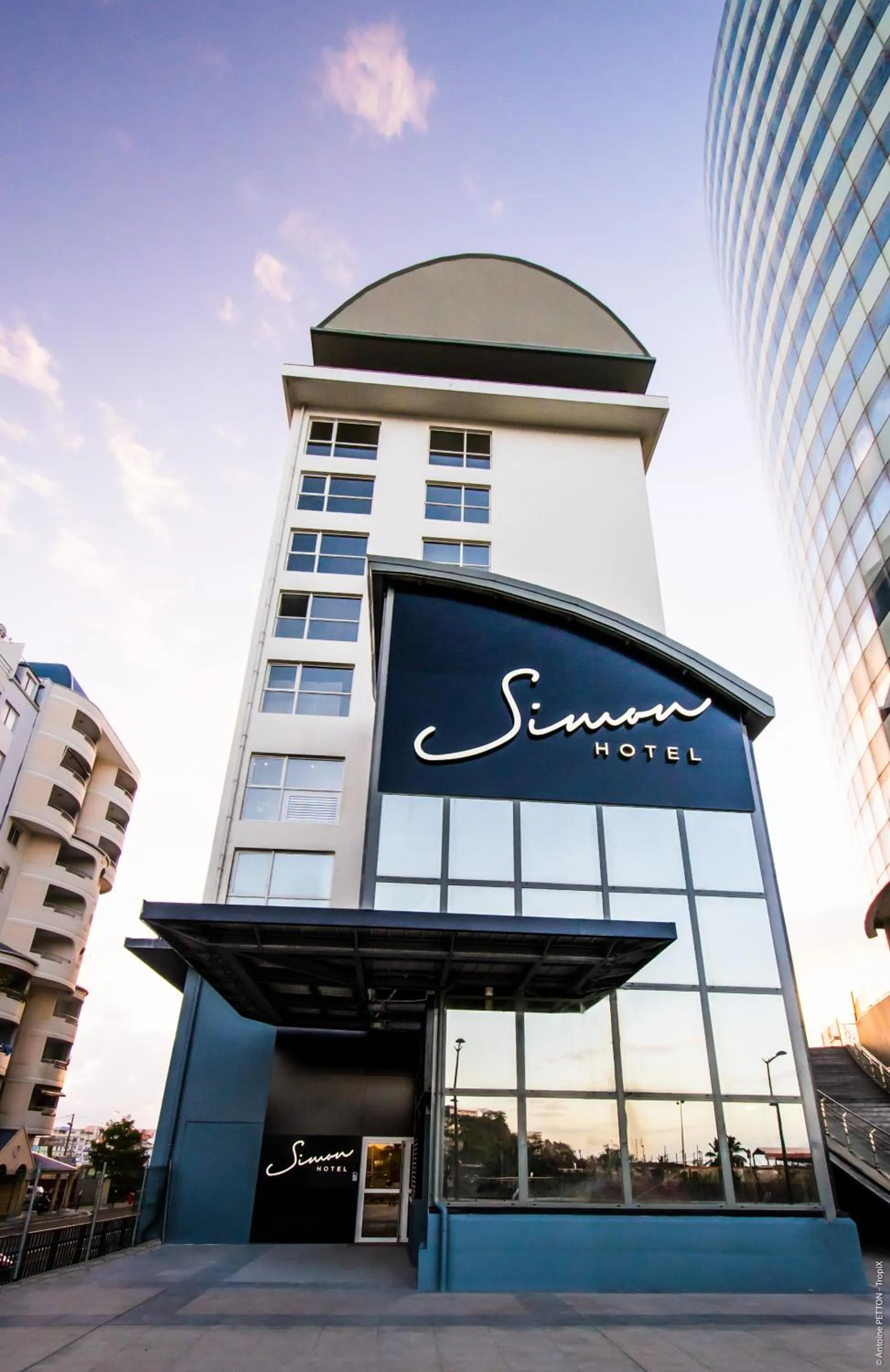 Facade/entrance in Simon Hotel