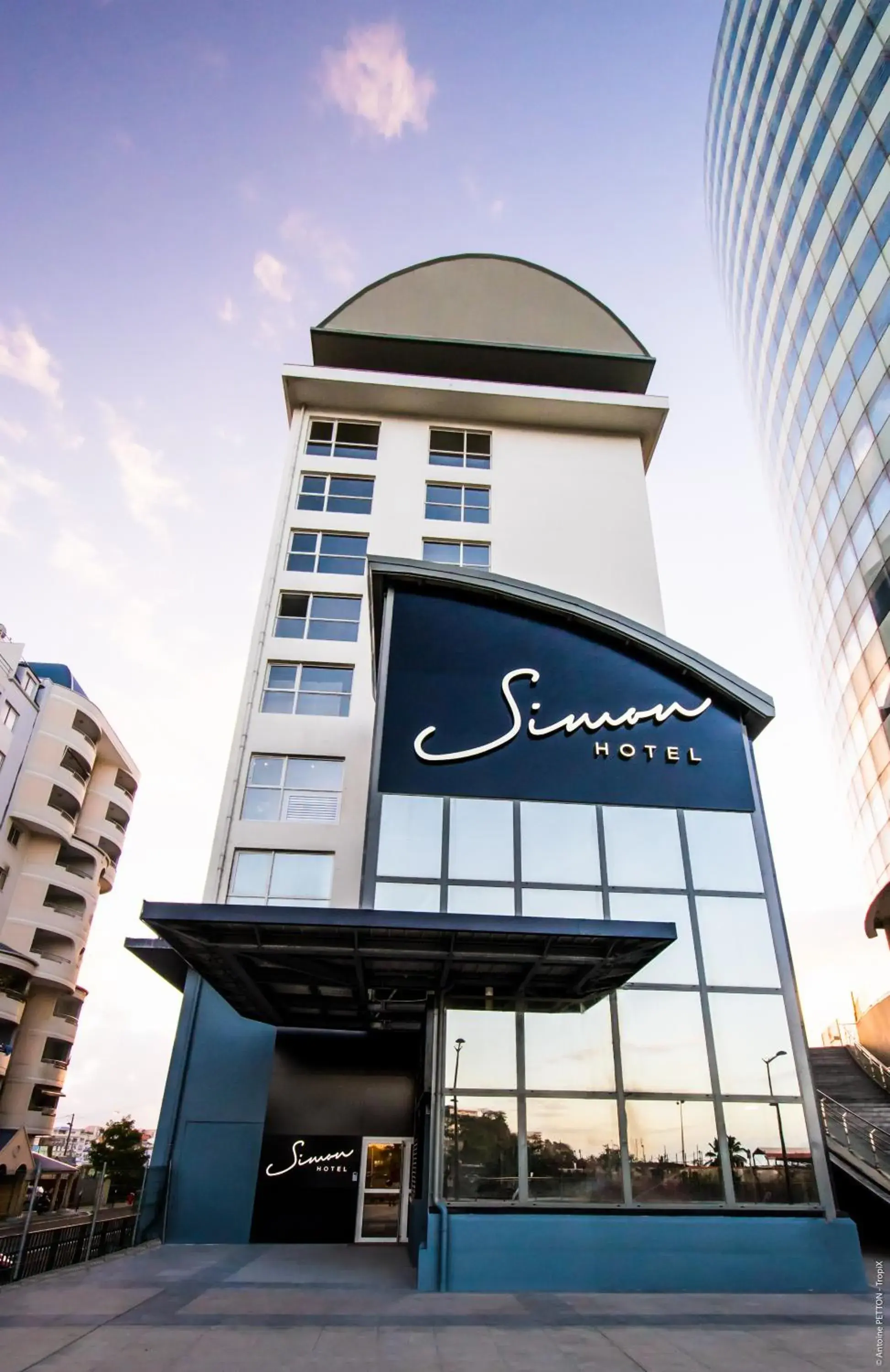 Facade/entrance in Simon Hotel Facade/entrance in Simon Hotel