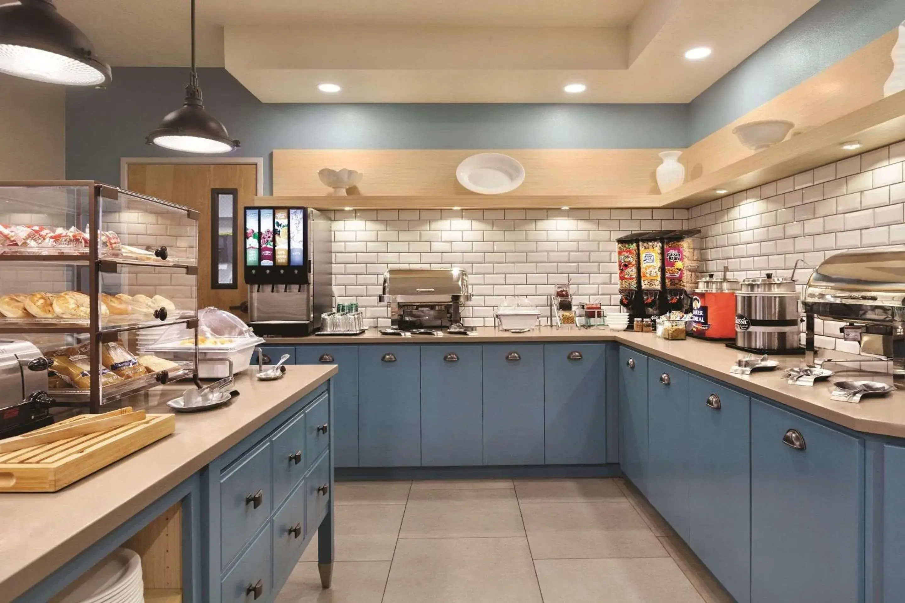 Breakfast in Country Inn & Suites by Radisson, Prineville, OR Breakfast in Country Inn & Suites by Radisson, Prineville, OR