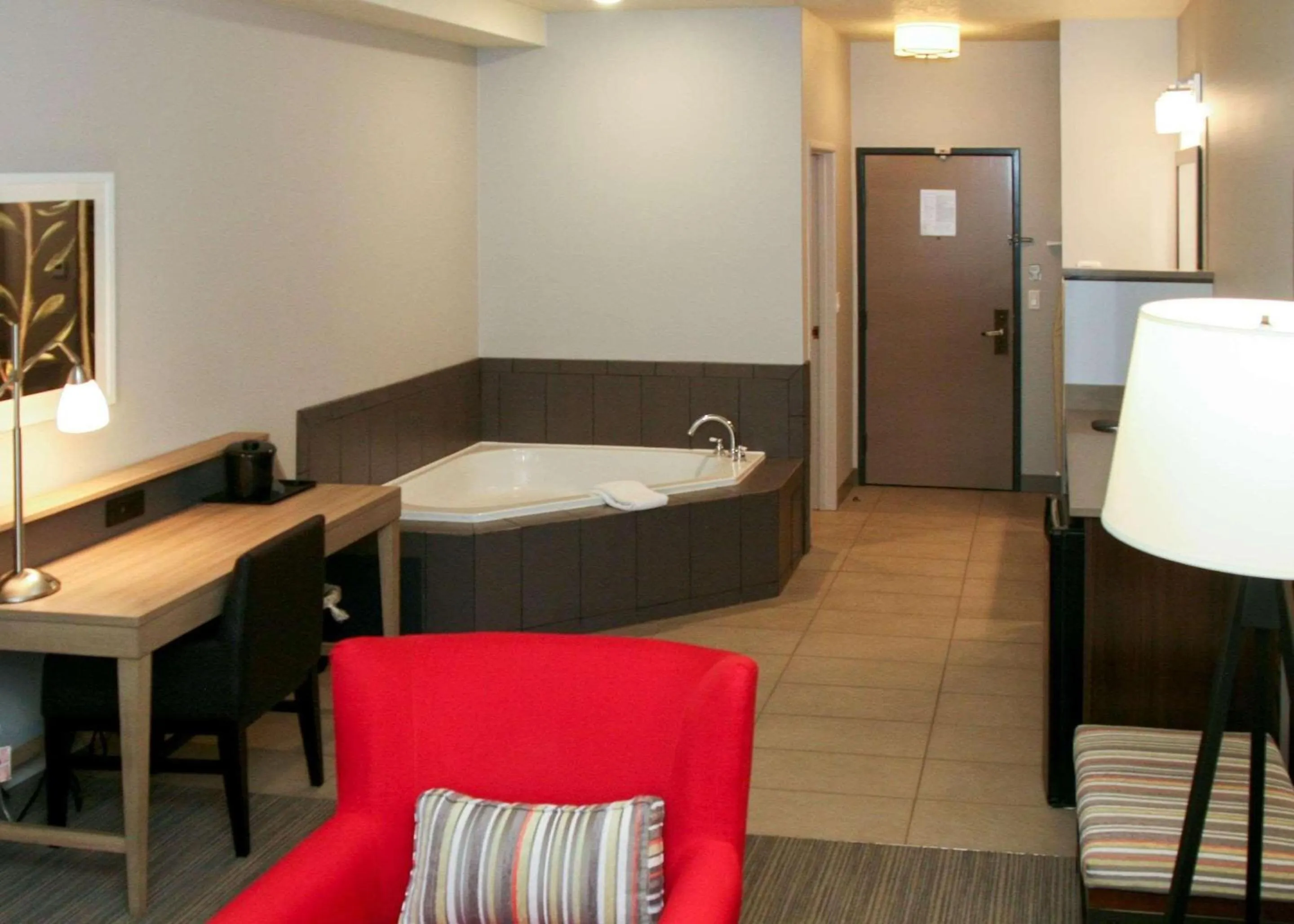 Bedroom in Country Inn & Suites by Radisson, Prineville, OR