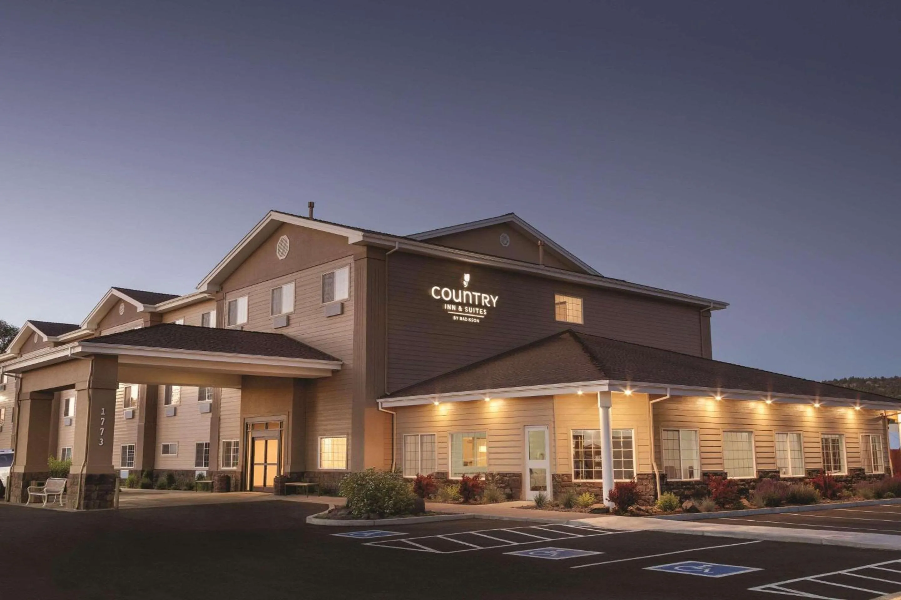 Property building in Country Inn & Suites by Radisson, Prineville, OR