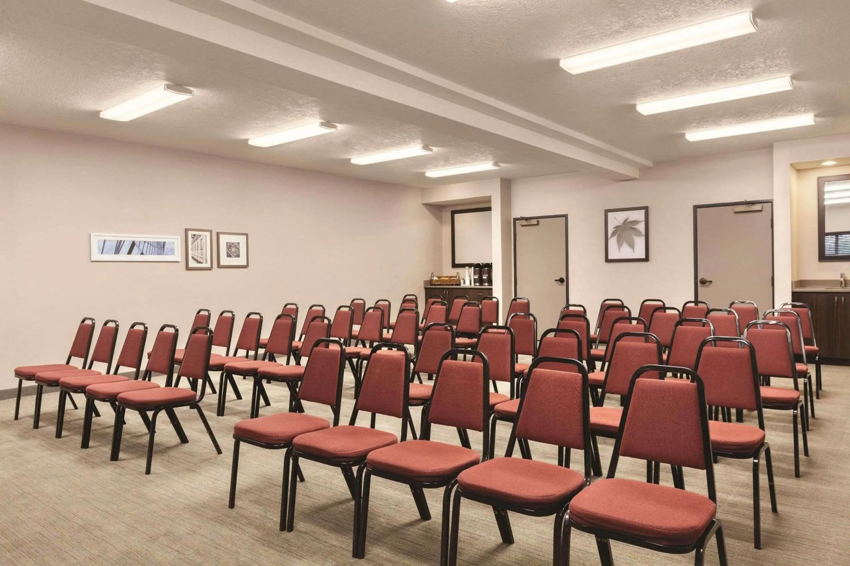 Meeting/conference room in Country Inn & Suites by Radisson, Prineville, OR