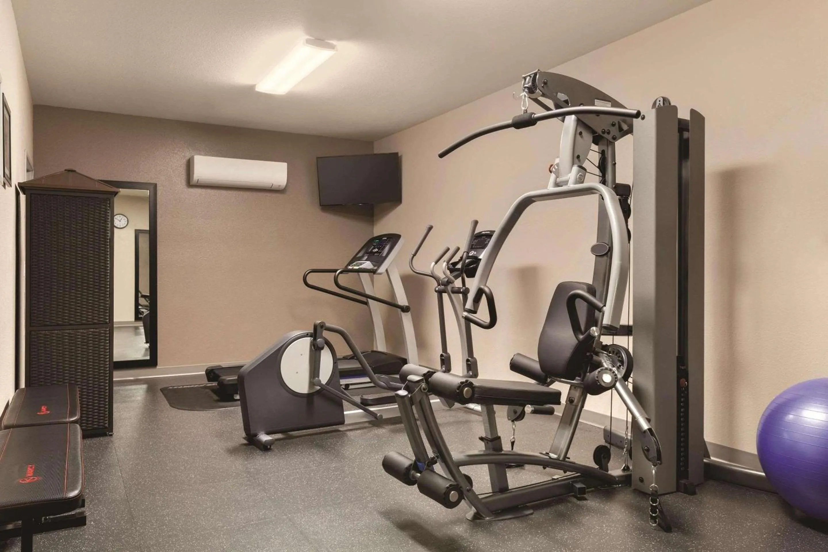 Fitness centre/facilities in Country Inn & Suites by Radisson, Prineville, OR