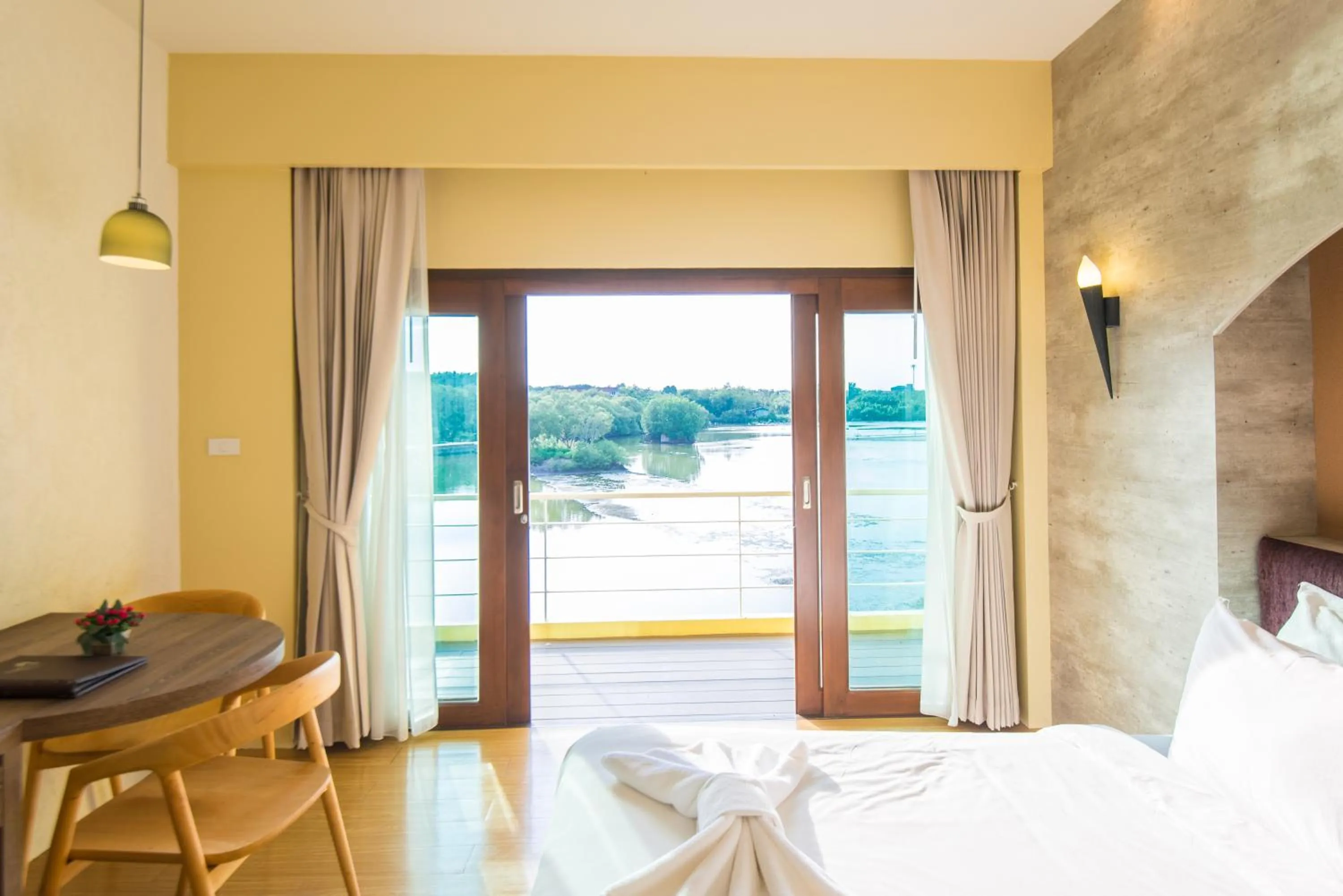 Bed in Baan Talay See Cream Resort