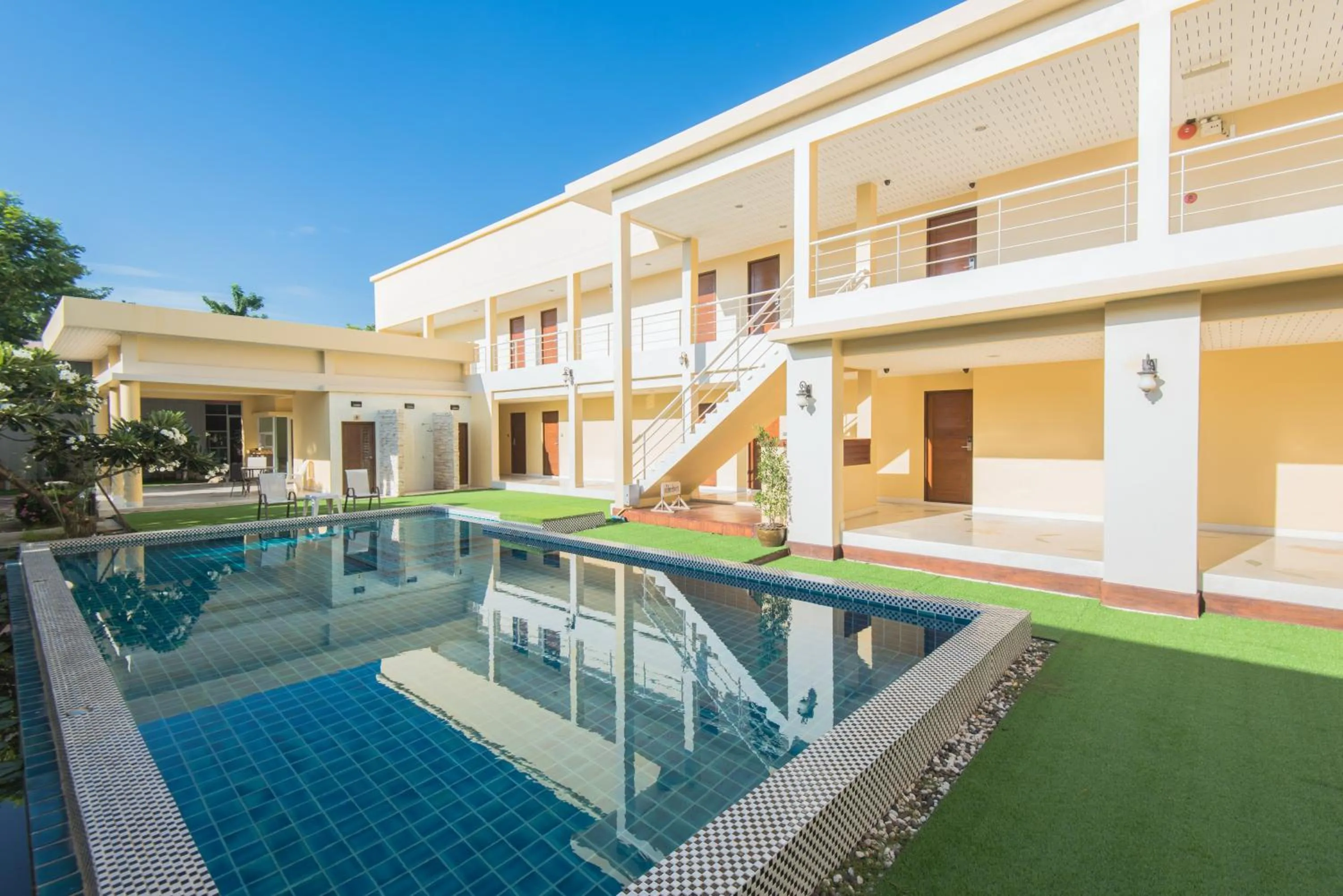 Swimming pool in Baan Talay See Cream Resort