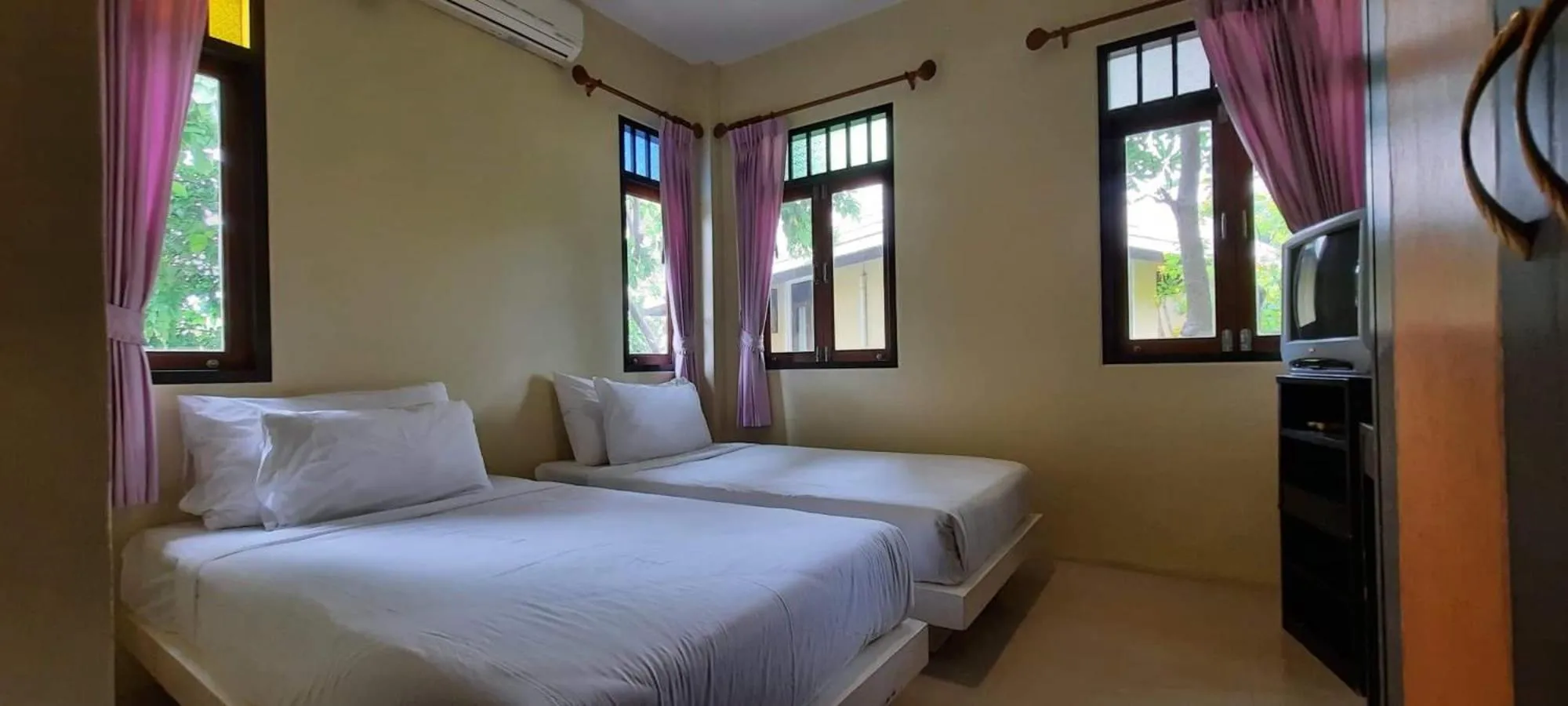 Bed in Baan Talay See Cream Resort