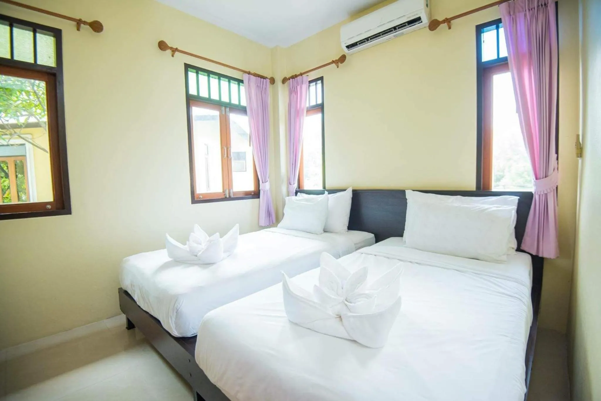 Bed in Baan Talay See Cream Resort