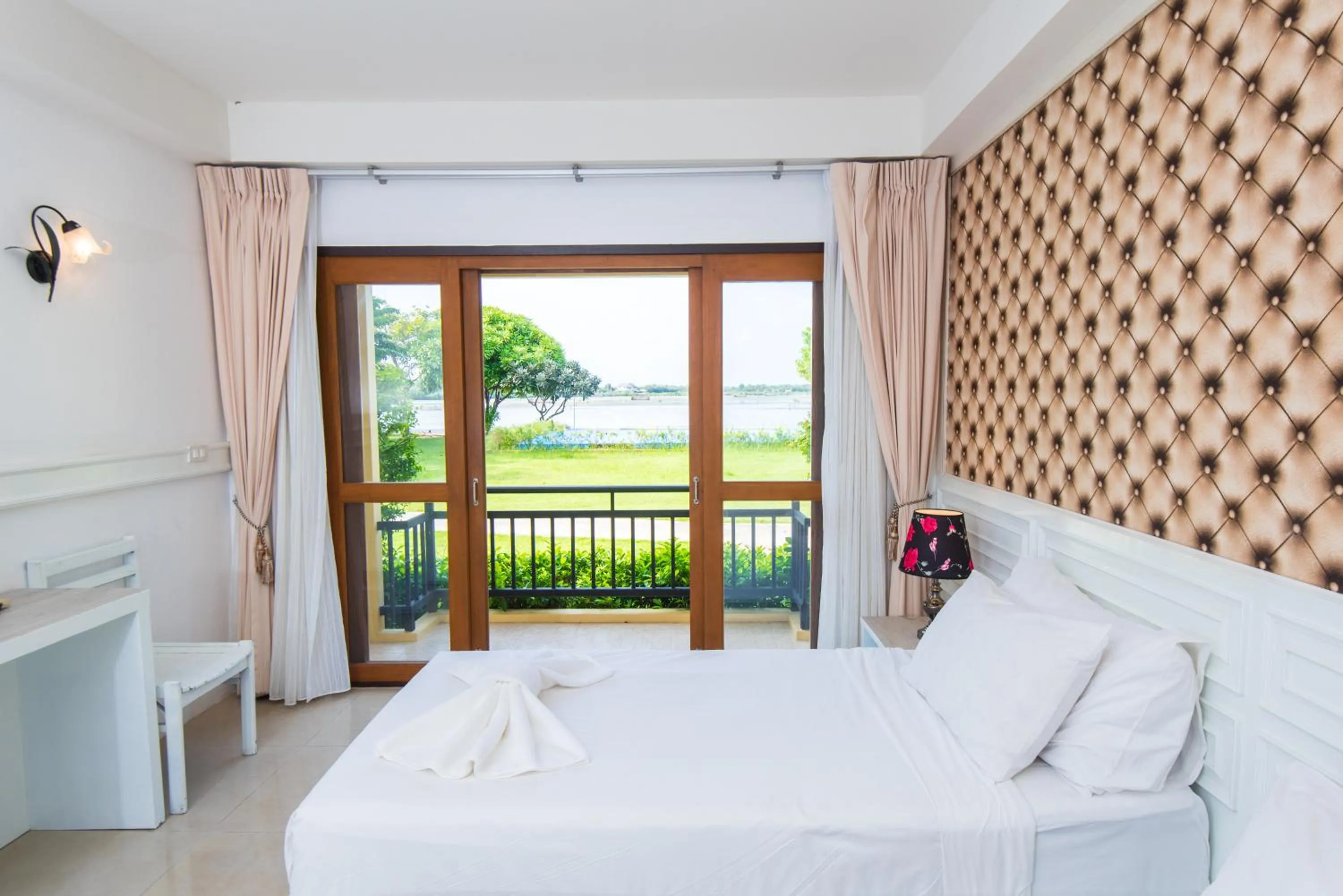 Bed in Baan Talay See Cream Resort