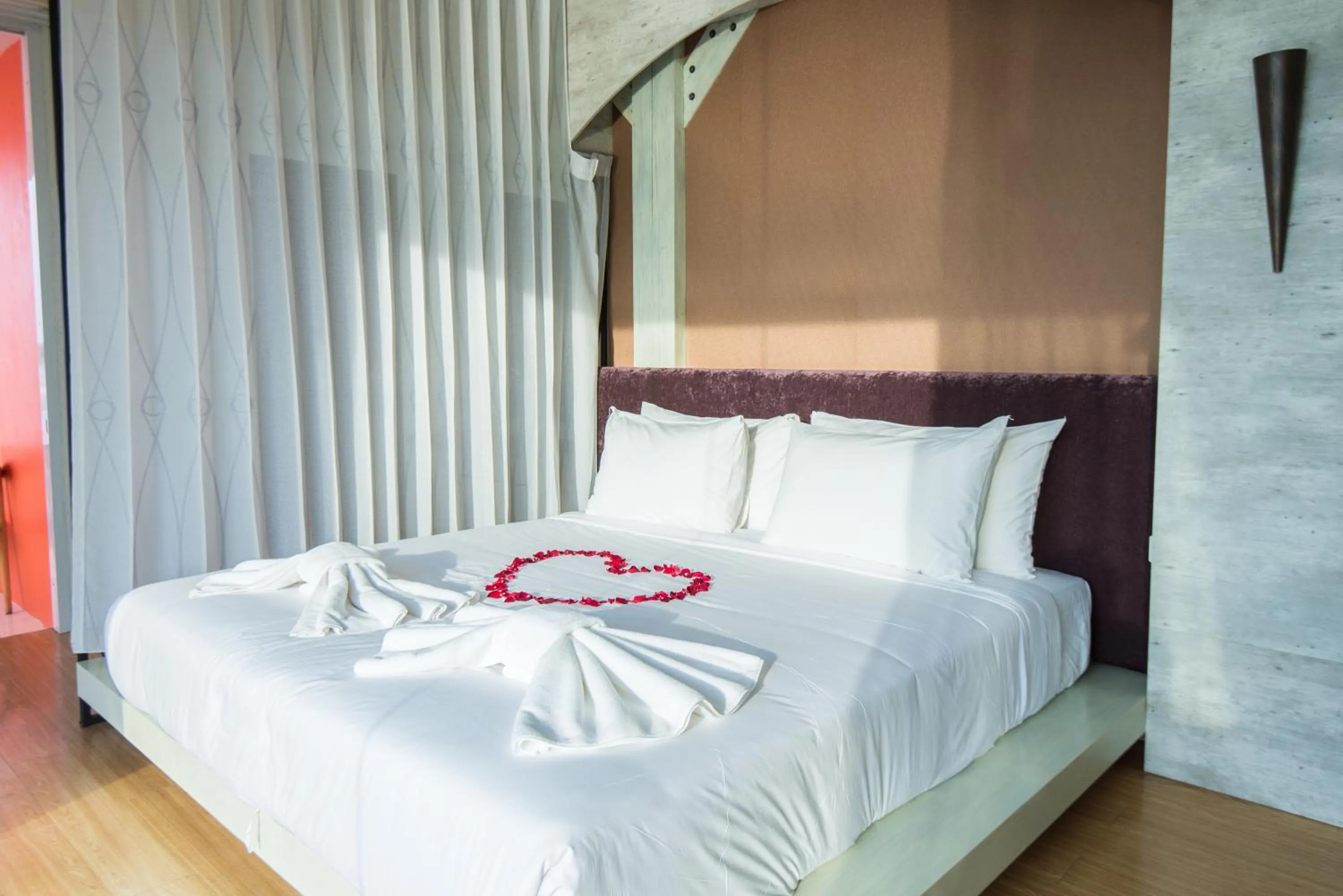 Bed in Baan Talay See Cream Resort