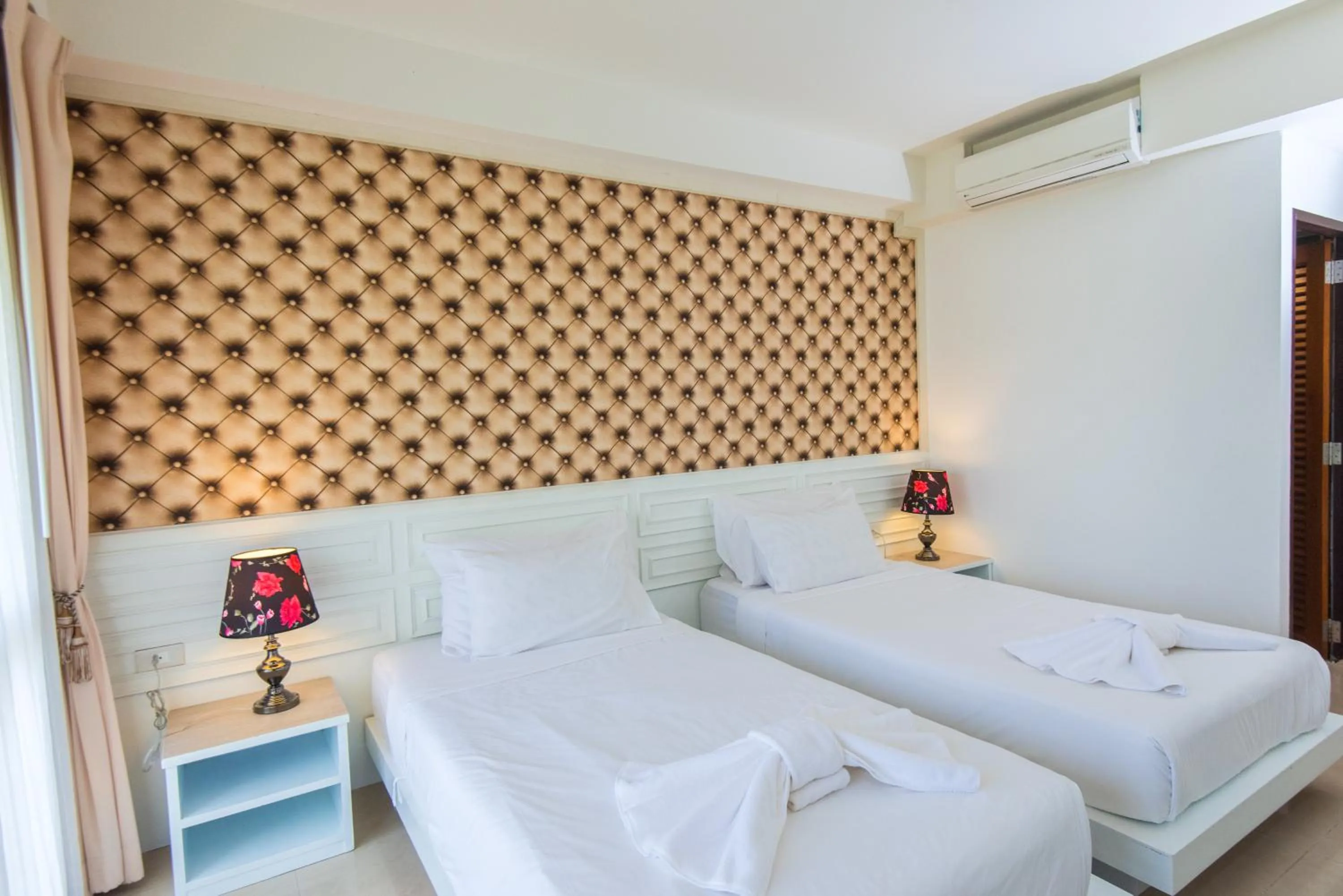 Bed in Baan Talay See Cream Resort