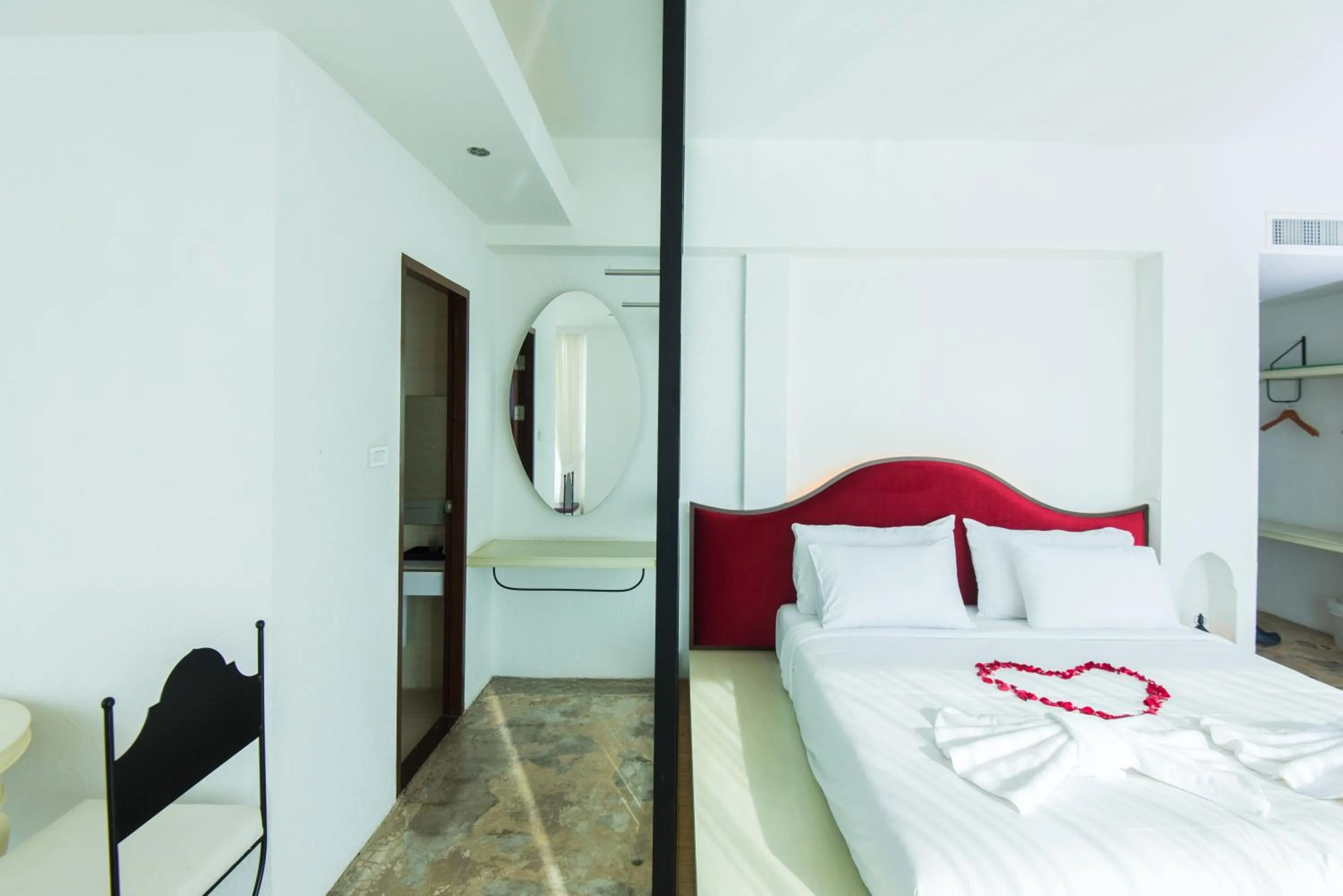 Bed in Baan Talay See Cream Resort