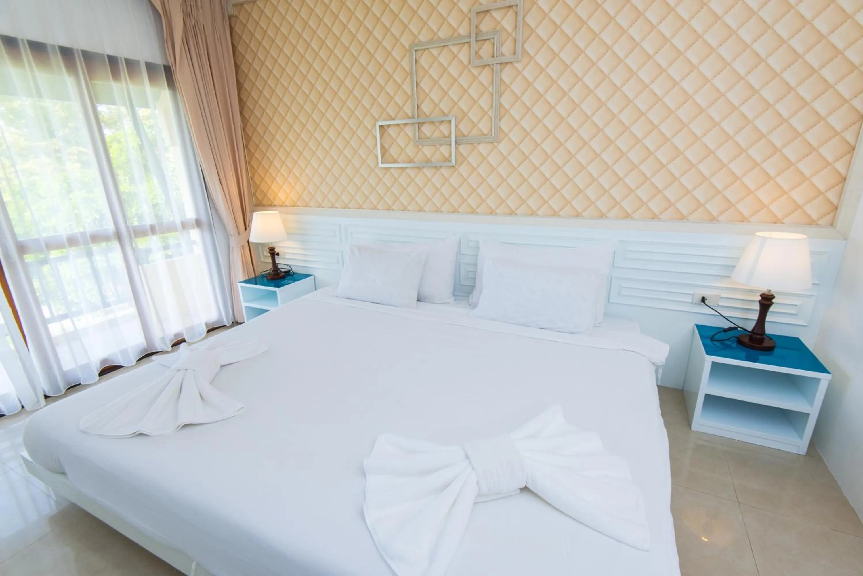 Bed in Baan Talay See Cream Resort