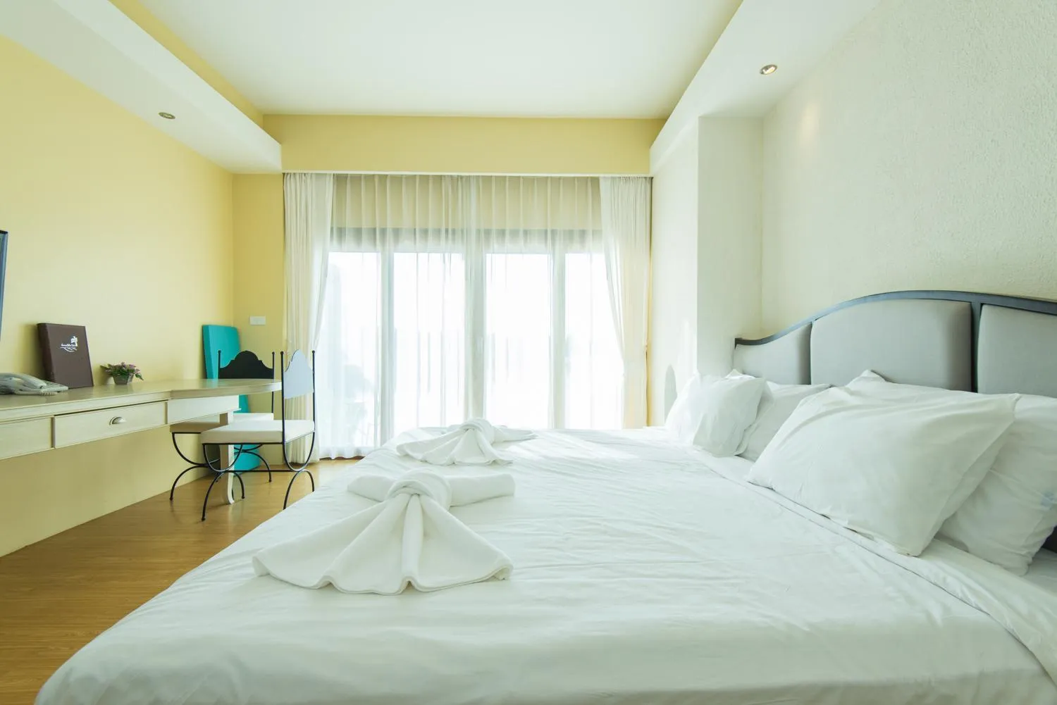 Bed in Baan Talay See Cream Resort