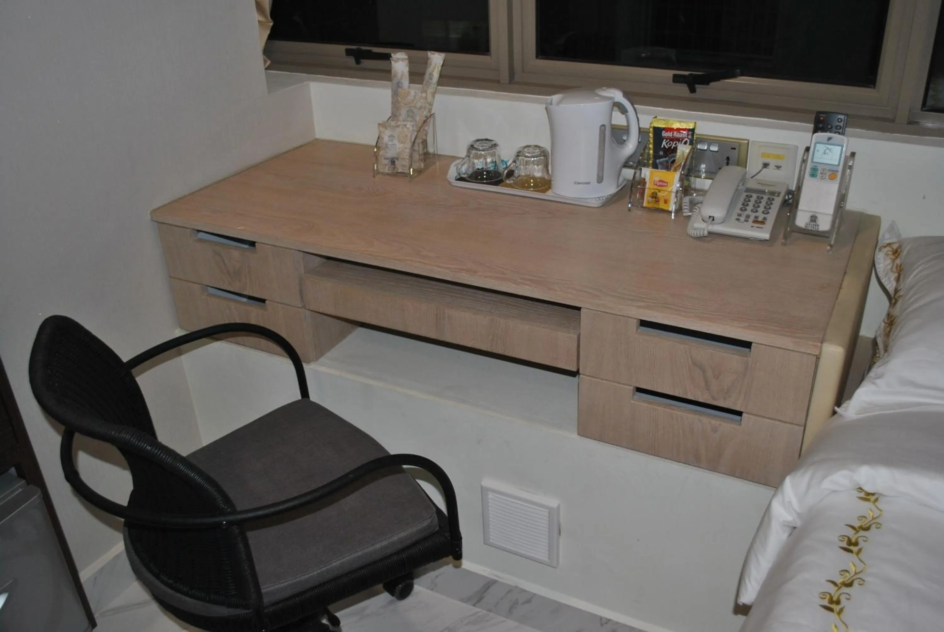 Coffee/tea facilities in Jayleen Clarke Quay Hotel